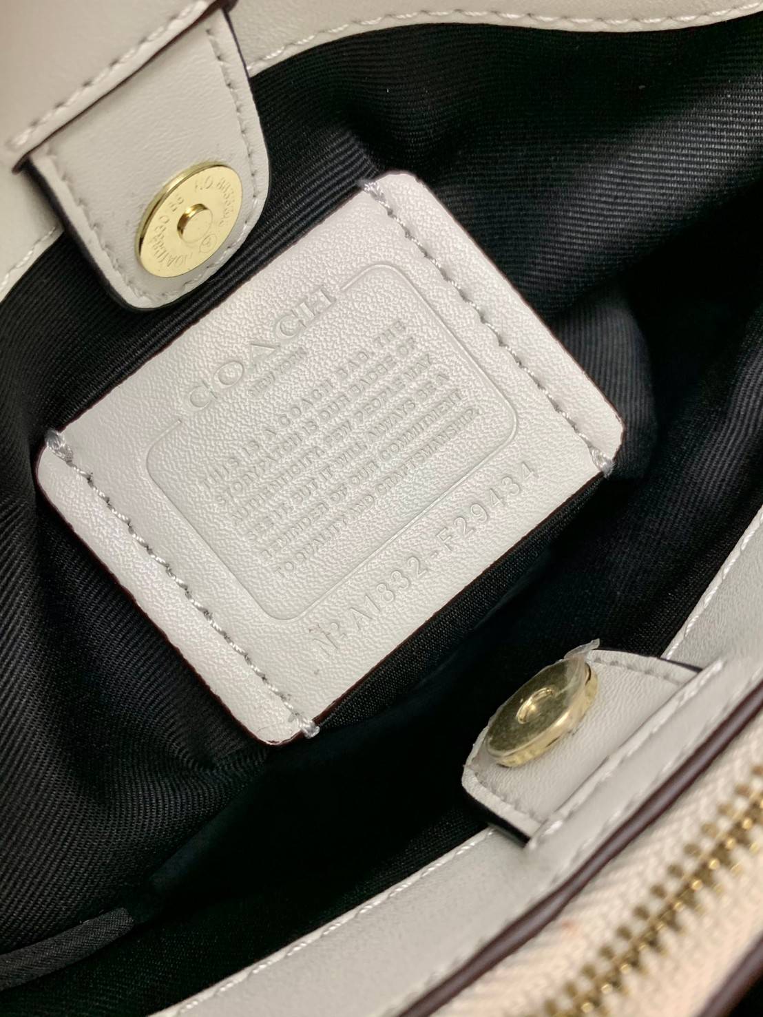 COACH MINI SAGE CARRYALL IN SIGNATURE 🌈กลับมาแล้ว รุ่นที่สาวๆหลายคนถามหาค่ะ! กระเป๋าหิ้วได้//สะพายข้างได้ pvc หนังนิ่มอย่างดีค่ะ กระเป๋าแบ่งออกเป็น3ช่อง มีเป็นช่องซิปกลาง แต่ละช่องกว้างใส่ของจำเป็นได้ครบเลยนะคะ พร้อมสายสะพายแบบโซ่ต่อหนังถอดออกได้เ