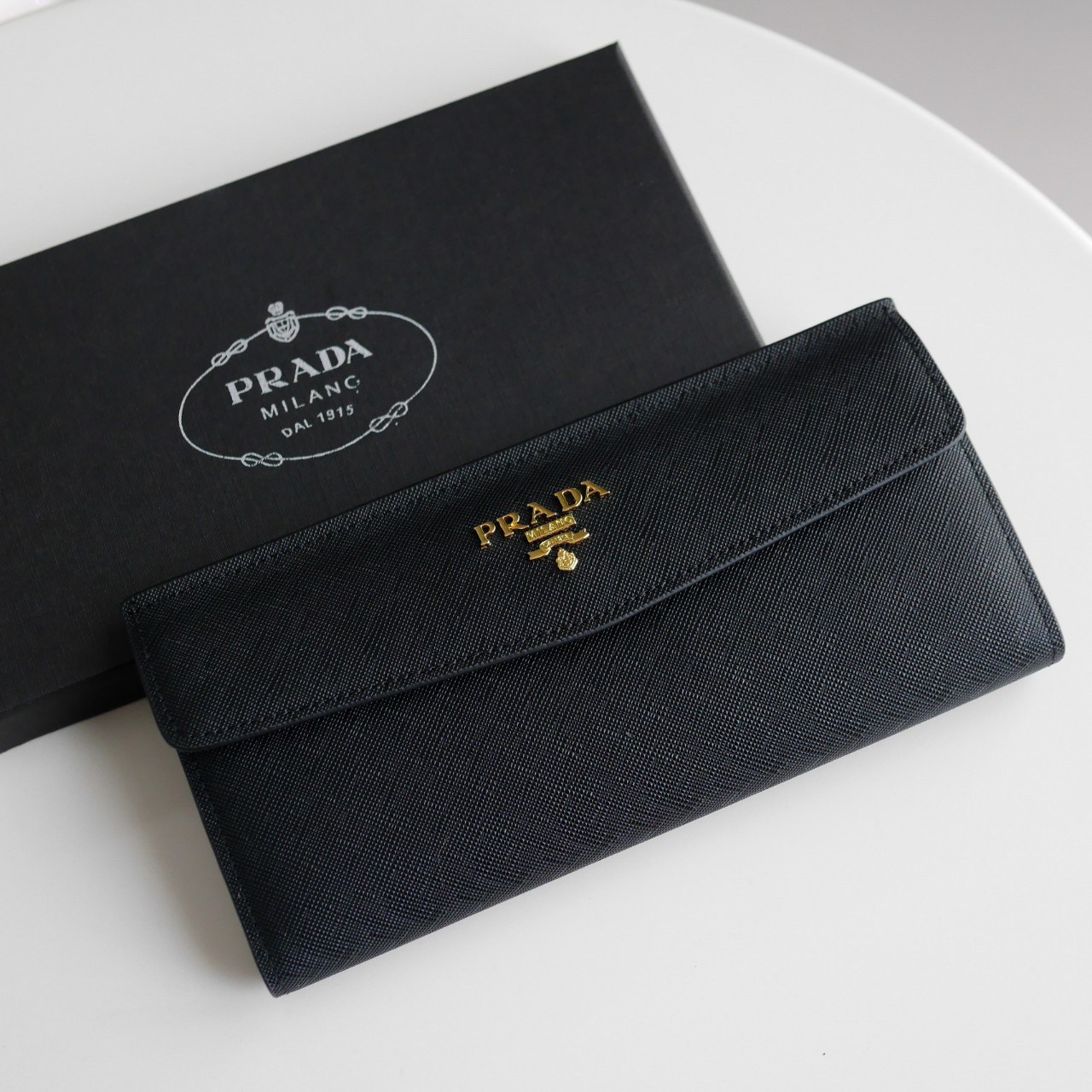 พร้อมส่งครบสีค่ะ 🖤💙💖 Best Seller PRADA LONG WALLET กระเป๋าสตางค์ยาว **รับทรัพย์ ทรงหรู จากงานพรีเมี่ยมกิ้ฟ จากเคาเตอร์ต่างประเทศ จากแบรนด์ PRADA ลายหนัง SAFFIANO มีช่องใส่บัตร ถึง 12 ช่อง และช่องซิปใส่ของจุกจิกได้ น้ำหนักเบา จับถนั