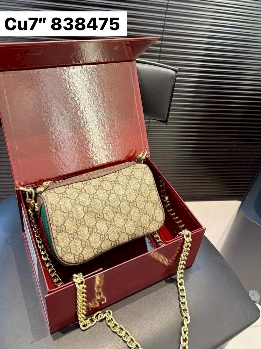 Gucci Ophidia mini bag on Chain shoulder strap กระเป๋าทรงสะพายใบเล็กดีไซน์ใหม่ น่ารักน่าใช้ สวยคลาสสิค โดดเด่นด้วยแถบสีเขียวแดงข้างและฐานกระเป๋า มาพร้อมสายโซ่พร้อมตะขอเกี่ยวเพื่อตัวเลือกในการเสริมสไตล์ที่หลากหลาย