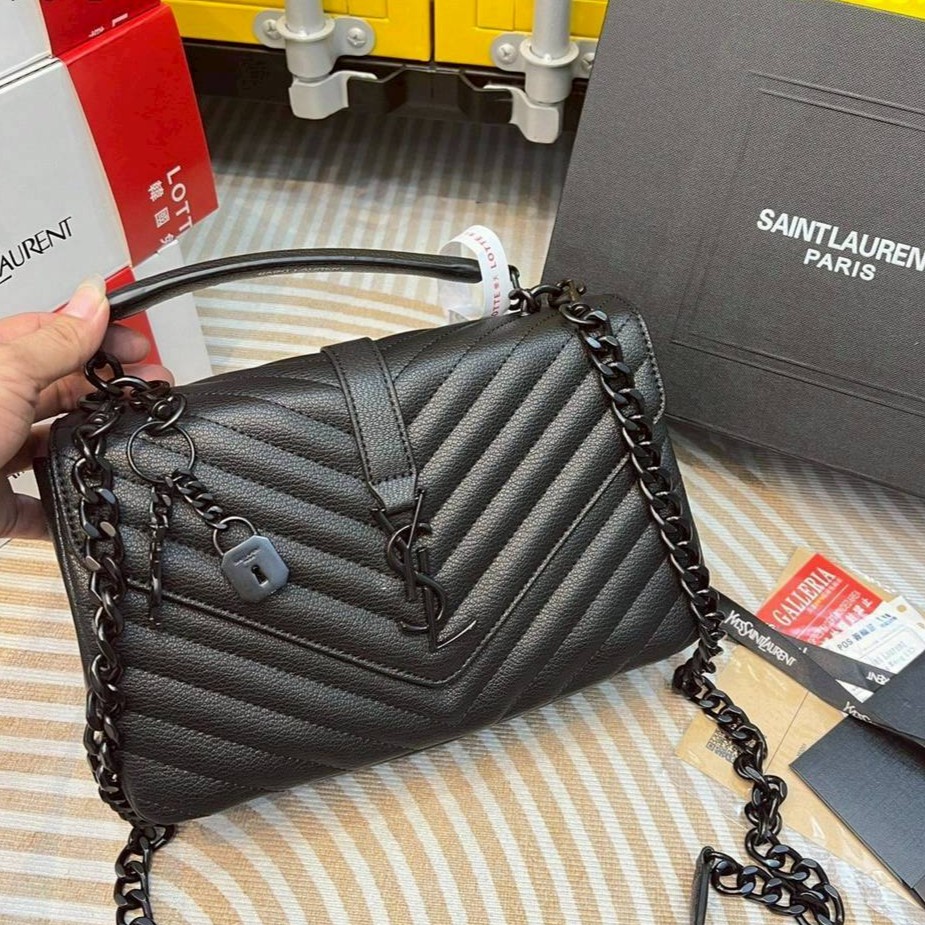 YSL college medium in quilted leather กระเป๋าสะพายทรงสวยสุดหรู ดูติดแกลมสุดๆ โดดเด่นด้วยโลโก้ด้านหน้า เพิ่มดีเทลความผู้ดี ไม่เคยผิดหวังจริงๆ!!