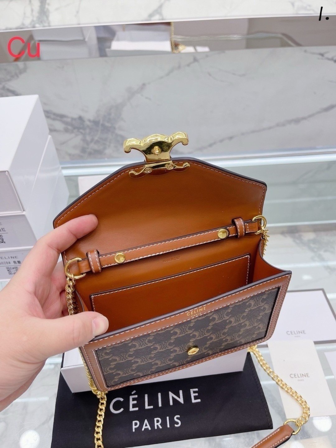 CELINE triomphe margo wallet on chain กระเป๋าสะพายสวยอยู่ทรงตั้งได้ รูปทรงย้อนยุคสไตล์วินเทจลัคชู ดีไซน์เอกลักษณ์ ขนาดกำลังดี