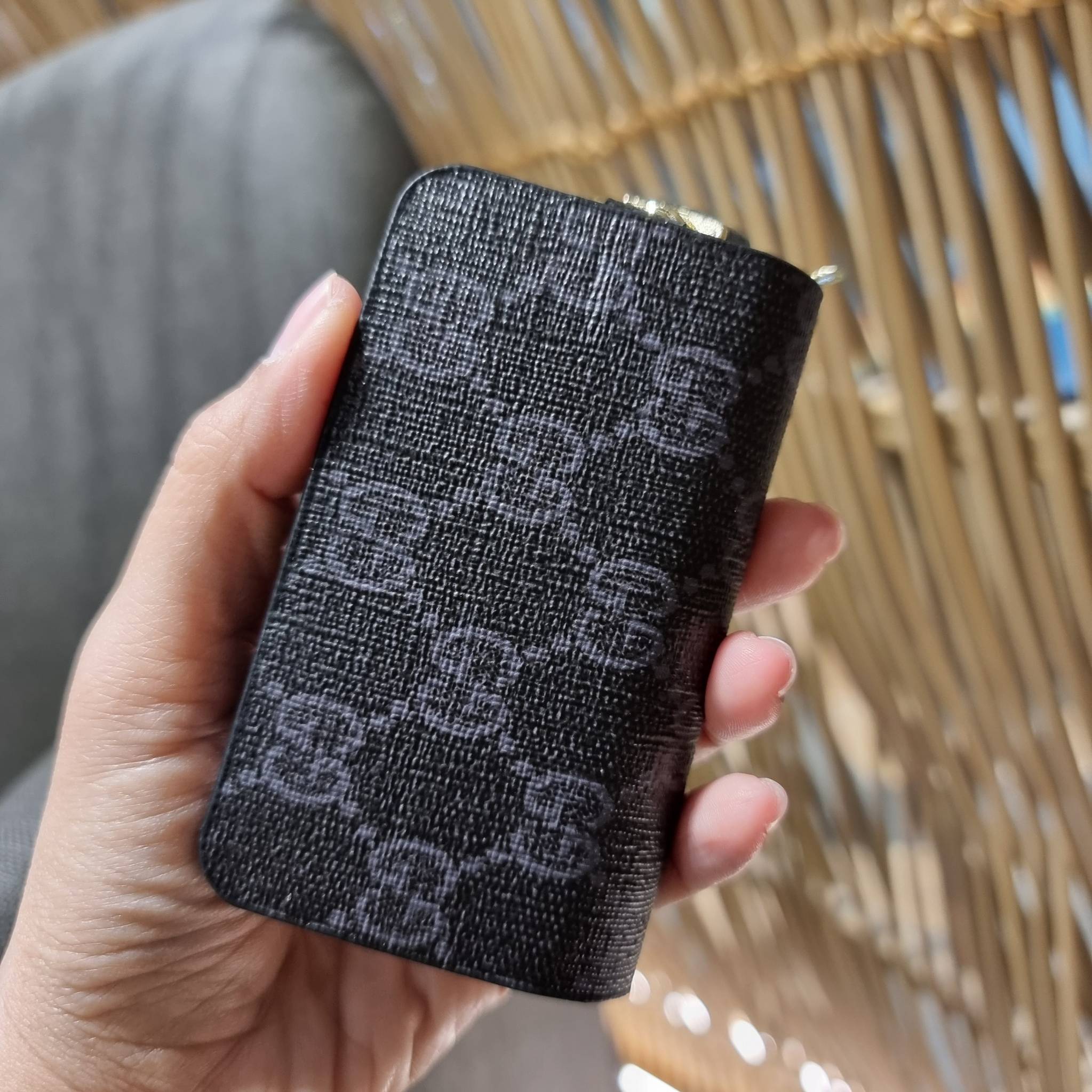 VIP 】SUPER EXCLUSIVE GC GWP KEY FOB WITH GIFT BOX 🎊🐯🐍 ต้อนรับปีแห่งความปัง!! กระเป๋าเก็บกุญแจรุ่นพิเศษ!! เอ็กซ์คลูซีฟมาก!! วัสดุหนังแคนวาส ปั๊มลายคมสวย!! เปิด-ปิดด้วยซิปปั๊มแบรนด์ มีหัวพวงกุญแจห้อย สำหรับเกี่ยวเข้ากับกระเป๋าใบใหญ่