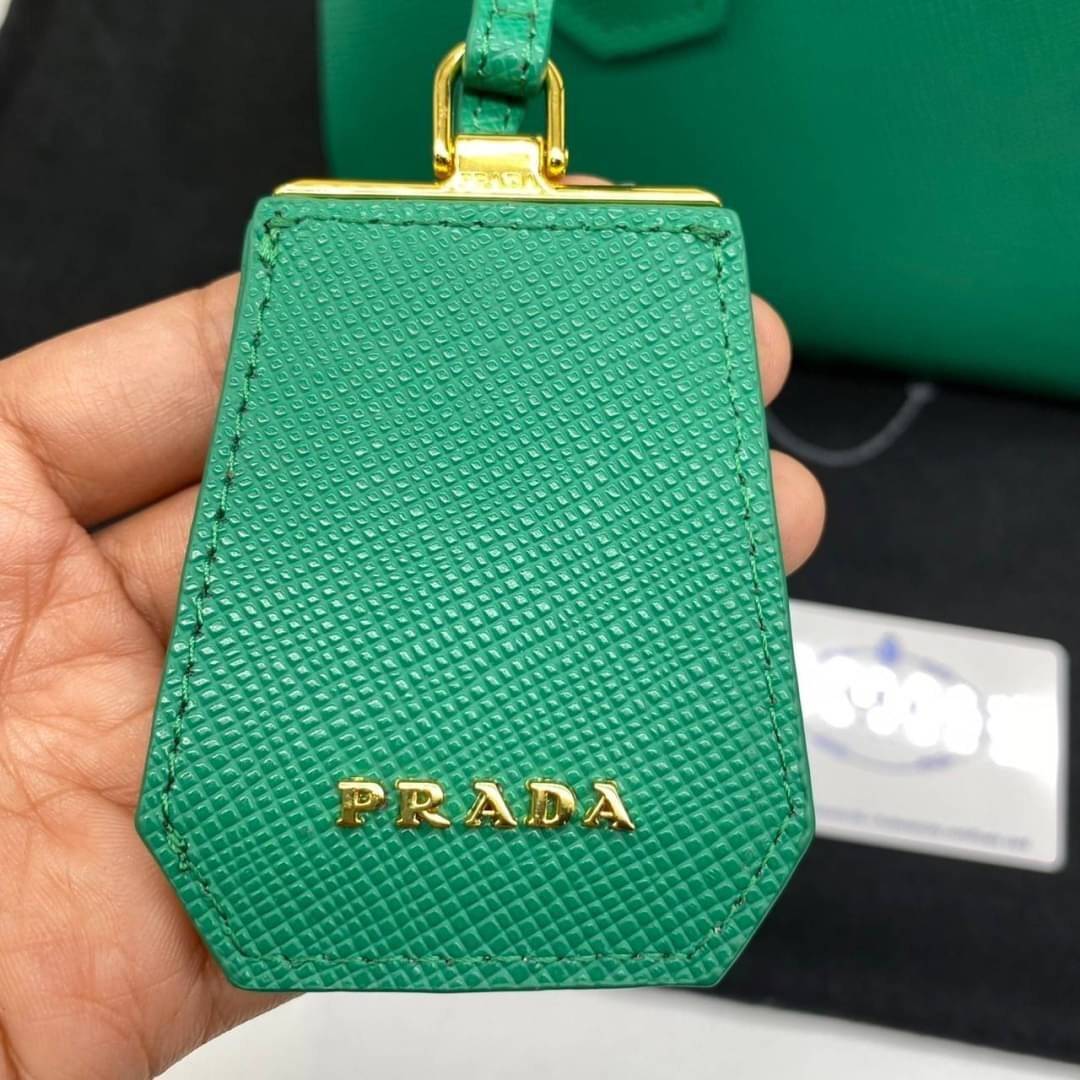25cm Prada Small Saffiano Leather Double Bag / Prada Double Bag กระเป๋าสะพายพราด้า อีกหนึ่งรุ่นฮิต ให้พื้นที่จุของกว้างขวาง เป็น Tote Bag ใช้งานง่าย ได้ทุกที่ ทุกโอกาส ด้วยขนาดของกระเป๋าที่สามารถจุของได้หลากหลาย เป็นอีกรุ่นที่เหมาะสมสำหรับการเป็น Everyday