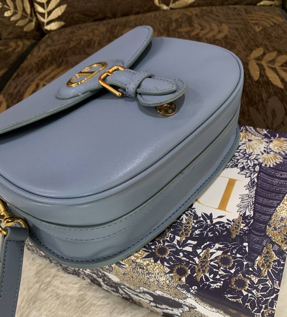 Dior Bobby Bag (GWP) พรีเมี่ยมกิ้ฟ Limited Edition วัสดุหนังแท้ Calfskin อะไหล่ทอง กระเป๋าหรูยอดฮิต ดีไซน์เป็นทรงโค้งเรียบหรูแบบโบฮีเมียนนิดๆ ด้านหน้าประดัลโลโก้ CD เด่นชัด ตอกย้ำความเป็นแบรนด์หรู Christian Dior แมทกับชุดได้ง่าย ใช้ได้ทุกวัน ทั้งสะพายไหล่