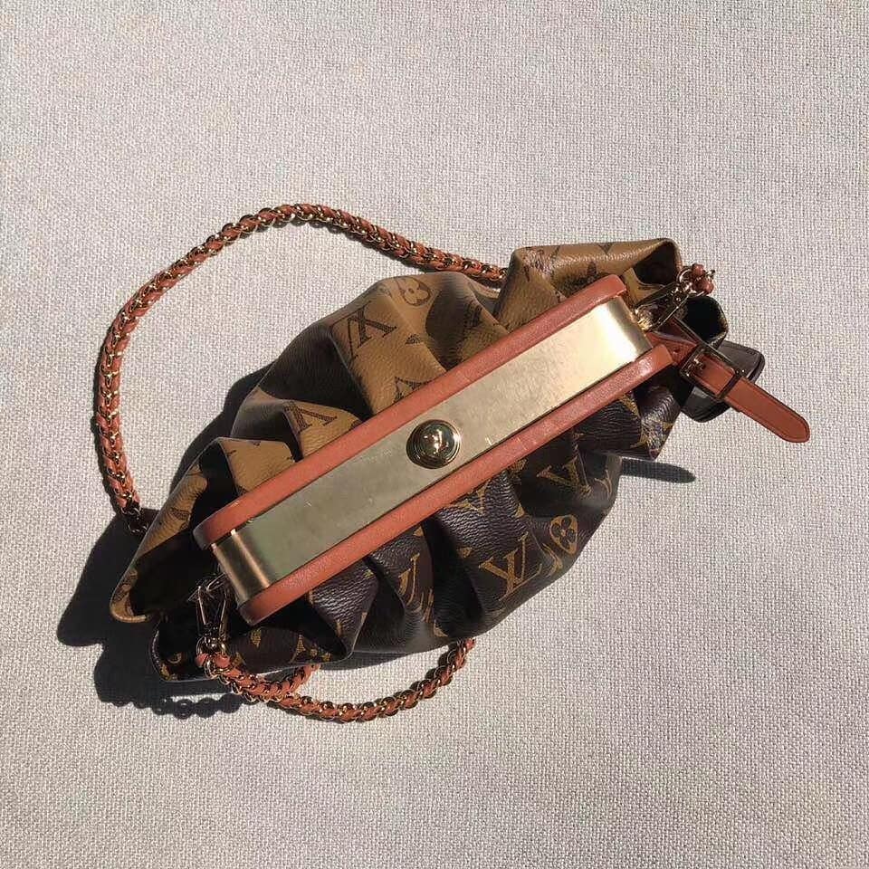 VIP GIFT 】หนังแท้ LOUIS VUITTON Boursicot EW Monogram Canvas กระเป๋าที่ดูโดดเด่นที่สุดในแฟชั่นโชว์ Louis Vuitton Spring-Summer 2020 กระเป๋า Boursicot ใบนี้เป็นการออกแบบสไตล์ Vintage-Inspired ที่ไม่ซ้ำใคร กระเป๋าทำจากผ้าแคนวาสลายโมโนแกรมที่เป็นเอกลักษณ์ของ