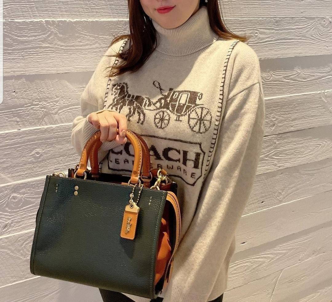 OUTLET 】COACH ROGUE 25 IN COLORBLOCK (C5575) ที่สุดแห่งความหรูหรา สุดคลาสสิค 🌺กระเป๋าหนังแท้คุณภาพเยี่ยม สัมผัสนิ่มละมุนจนต้องหลงรัก ด้านข้างเพิ่มความสวยเก๋ด้วยหนังกลับ อยู่ทรงสุดสวย น่าใช้ น่ามอง จนใครๆต้องเหลียวหลังตาม//ด้านในมี 2 ช่องกว้าง กับอ