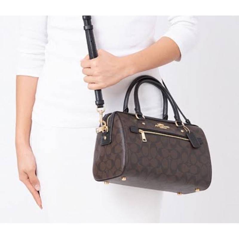 COACH F83607 ROWAN SATCHEL IN SIGNATURE CANVAS กระเป๋าทรงหมอนยอดฮิต คลาสสิคใช้งานได้ไม่มีเบื่อ มาครบสีขายดี ด้วยรูปทรงสวยงาม และใช้งานได้อย่างกระฉับกระเฉง วัสดุหนังแคนวาสเคลือบลาย ทนทาน ภายในโล่งกว้าง มีช่องซิปและแบ่งสัดส่วนได้ลงตัว บอกเลยว่าสาวๆพลาดไม่ได