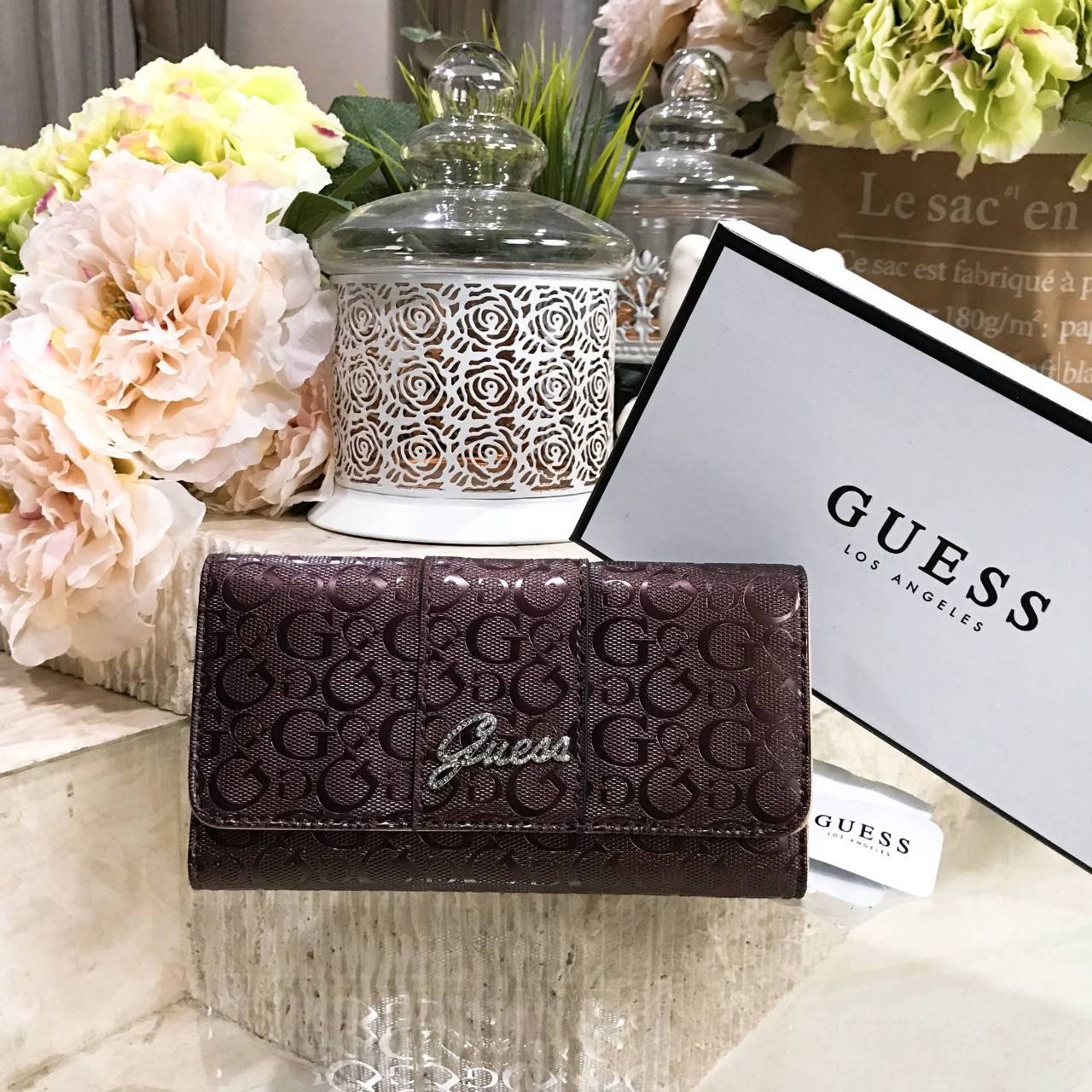 GUESS FACTORY WOMEN'S LONG WALLET กระเป๋าสตางค์ใบยาวดีไซน์ยอดนิยมหนังปั้มโลโก้รอบใบด้านหน้ามีโลโก้ประดับเพชรสวยหรู เปิดปิดด้วยฝาปิด ภายในมีทั้งช่องใส่รูป ช่องใส่ธนบัตร แบงก์พัน และช่องใส่บัตรหลายช่องแยกเป็นสัดส่วนด้านหลังมี1ช่องซิป ตัวจริงสวยน่าใช้สา