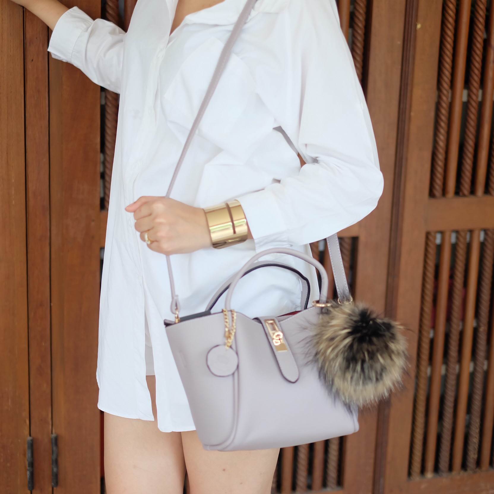 โฉมใหม่ ไฉไลกว่าเดิม 🌈everyday keep handbag 👑สวย หรู เวอร์วัง อีกแล้วค่า 👍 กระเป๋า ถือ//สะพายข้าง หนังสวยๆ มาพร้อมพวงกุญแจ ปอมปอม ฟรุ้งฟริ้ง ขนเฟอร์แท้ ยิ่งใช้ยิ่งฟูสวย น่ารักมาก เข้ากับกระเป๋าคะอย่างดี กระเป๋า เนื้อนิ่มหนา อยู่ทรง