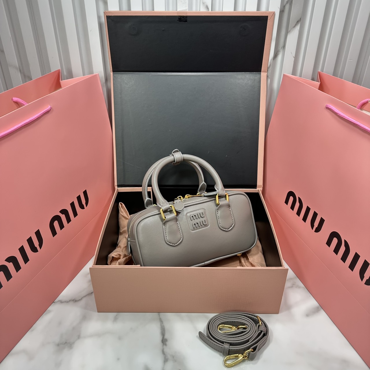ORI หนังแท้ | MIU MIU Arcadie leather mini-bag Mini 20cm กระเป๋าสะพายทรงโฮโบลุคลูกคุณหรูหรา ไซส์มินิน่ารักๆเก๋ๆ สวยดูแพง หูจับในตัวง่ายและสะดวกพกพา
