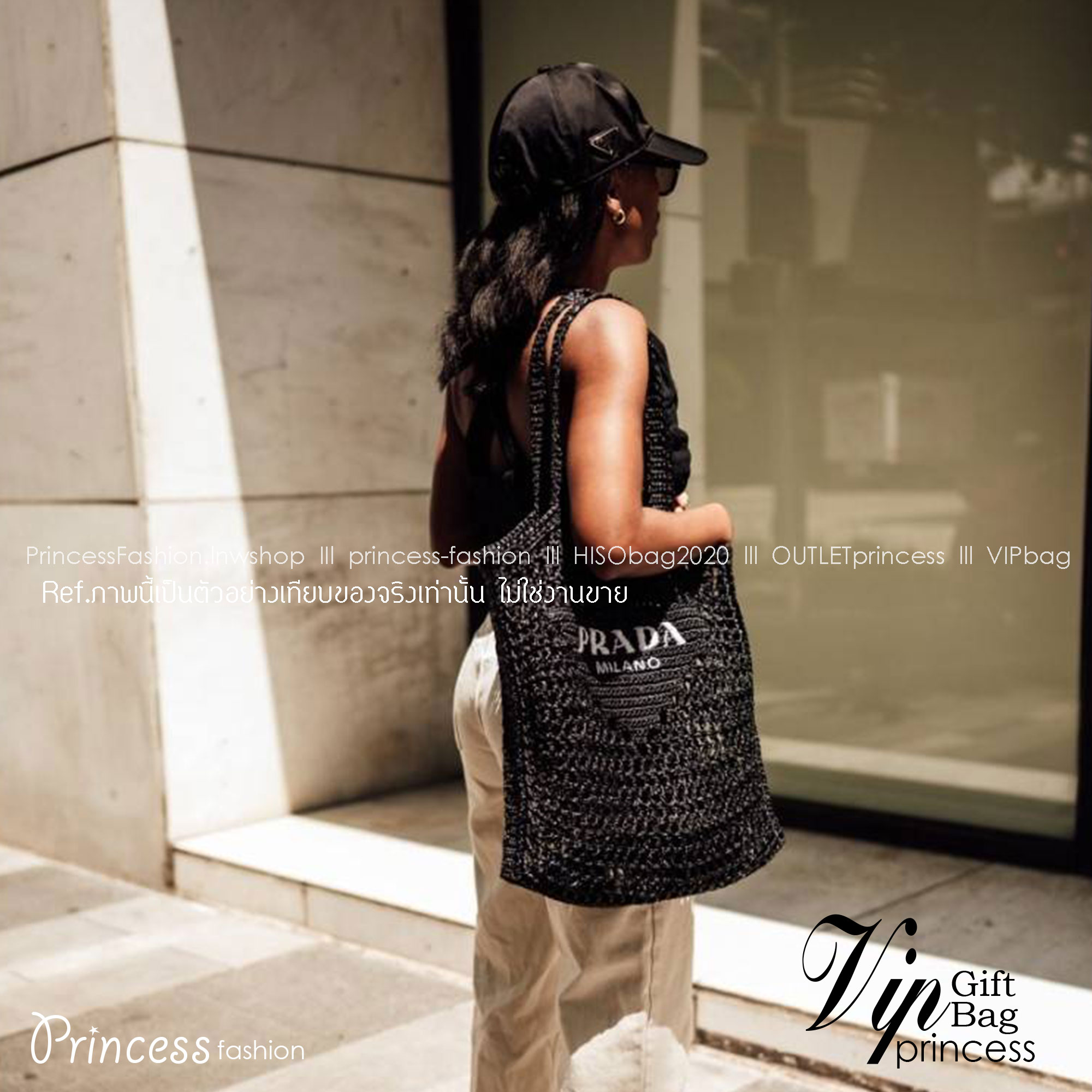 PRADA RAFFIA TOTE BAG สวยไม่ซ้ำใคร สไตล์บีช เหมาะมากกับการสะพายไปเที่ยวทะเล หรือจะใช้ในวันสบายๆก็ตอบโจทย์ กับกระเป๋าสะพายสานใบใหญ่ ตัวกระเป๋าเป็นวัสดุสังเคราห์จากธรรมชาติ