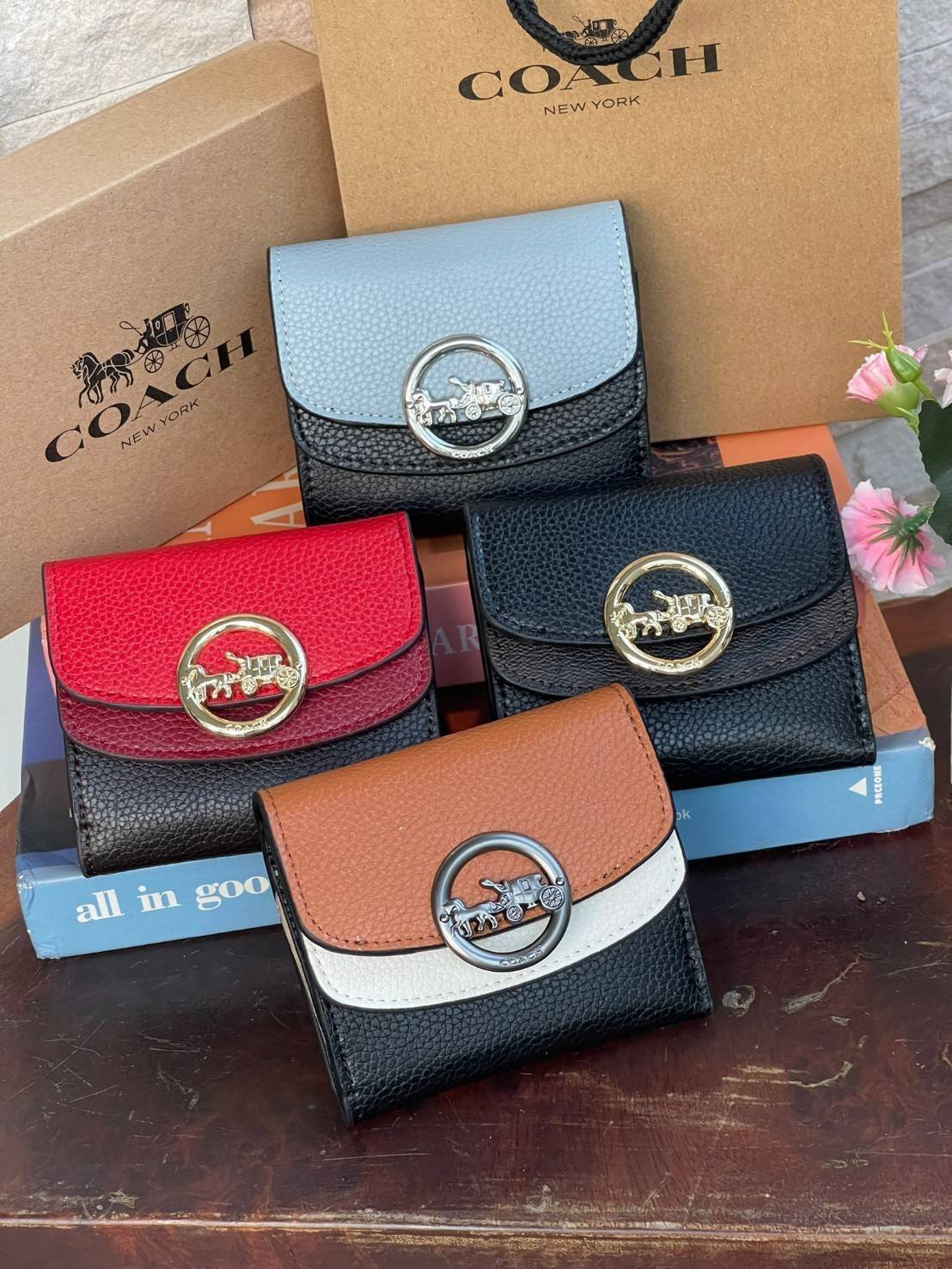 OUTLET 】COACH JADE SMALL DOUBLE FLAP WALLET IN COLORBLOCK (COACH F88002) หากใครต้องการกระเป๋าสตางค์ใบสั้นสำหรับวันที่ต้องการใช้กระเป๋าสะพายใบเล็ก หรือวันที่ไม่พกกระเป๋าสะพาย เราขอแนะนำใบนี้เลยค่ะ โดยใบนี้เป็นกระเป๋าสตางค์แบบพับสามทบ ปิดแบบกระดุม2ชั้น มีช่