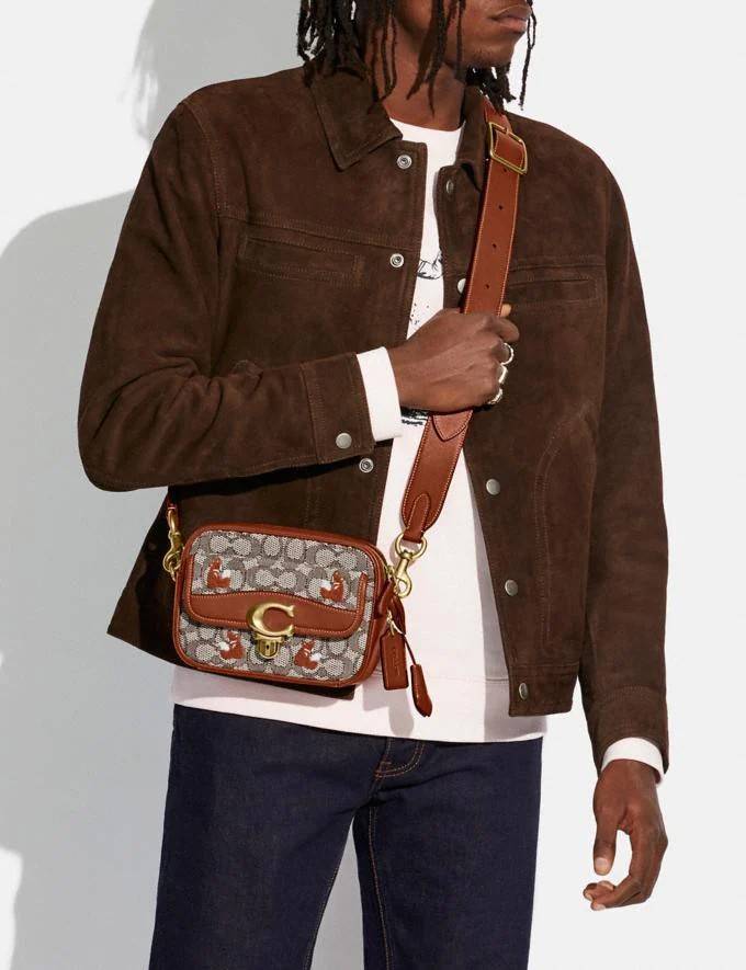 COACH C7764 STUDIO CAMERA BAG 19 IN SIGNATURE TEXTILE JACQUARD WITH CREATURES น้องเล็กใหม่สุดอีกหนึ่ง!! ขนาดเล็กกะทัดรัด มาแบบเลิศๆหรูๆมากแม่ พร้อมเทกเจอร์สุดคิ้วท์!! กระเป๋าสะพายข้างลุคไฮน์ ที่ดีไซน์ออกมาได้ปัง และดูแพงมากๆ ด้วยดีเทลคลาสสิคผสานความเป็นเอ