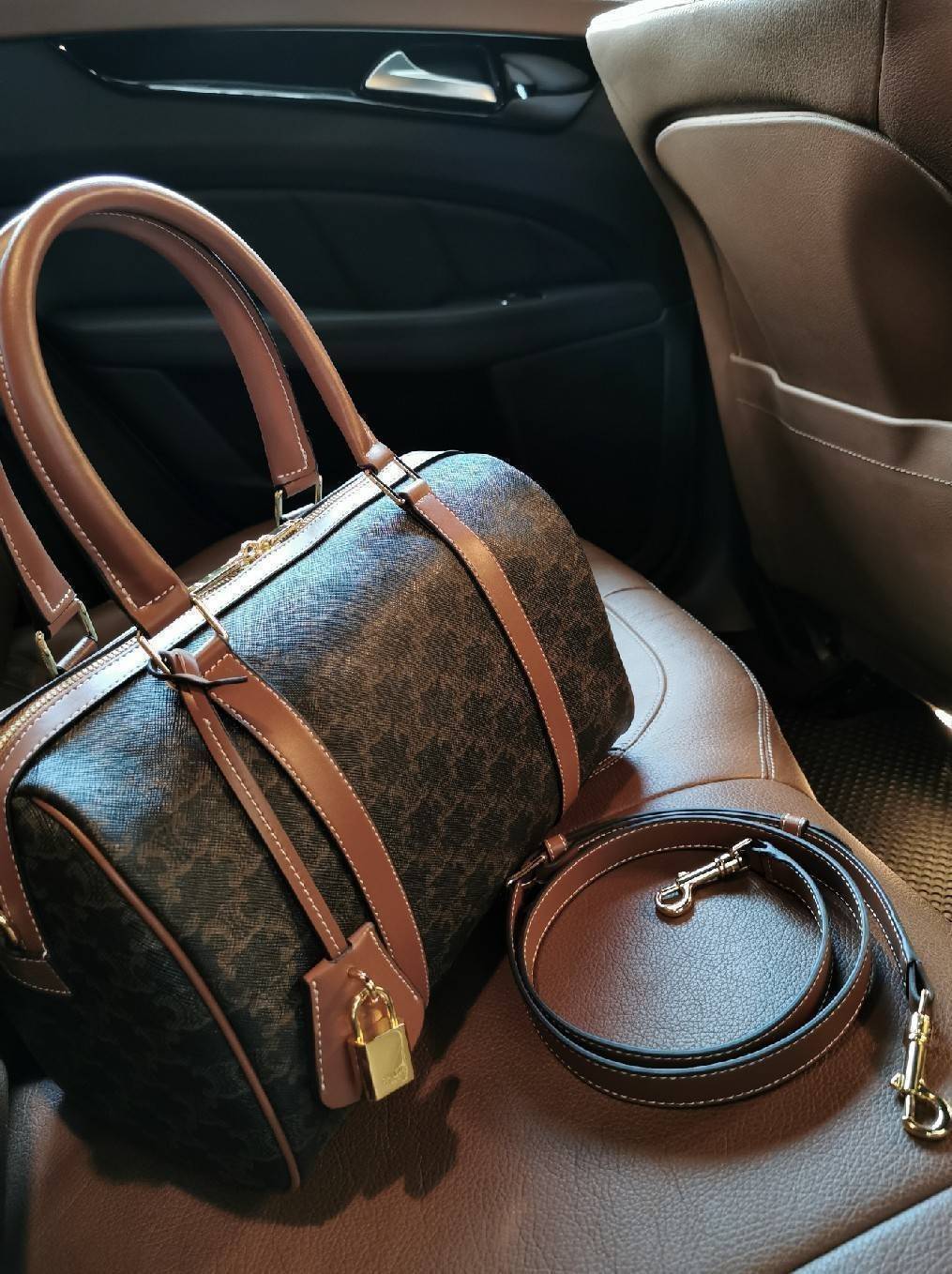 CELINE TRIOMPHE CANVAS BOSTON BAG VIP GIFT WITH PURCHASE (GWP) พรีเมี่ยมกิ๊ฟ Limited Edition จาก CELINE HAUTE PERFUME DUTYFREE วัสดุ TRIOMPHE CANVAS หนังขึ้นลาย Signature สวยหรูสุดคลาสสิคดีไซน์ไม่มีเอ้าท์ เปิดปิดด้วยซิปแบรนด์ มาพร้อมTagห้อยแม่กุญแจอะไหล่แ