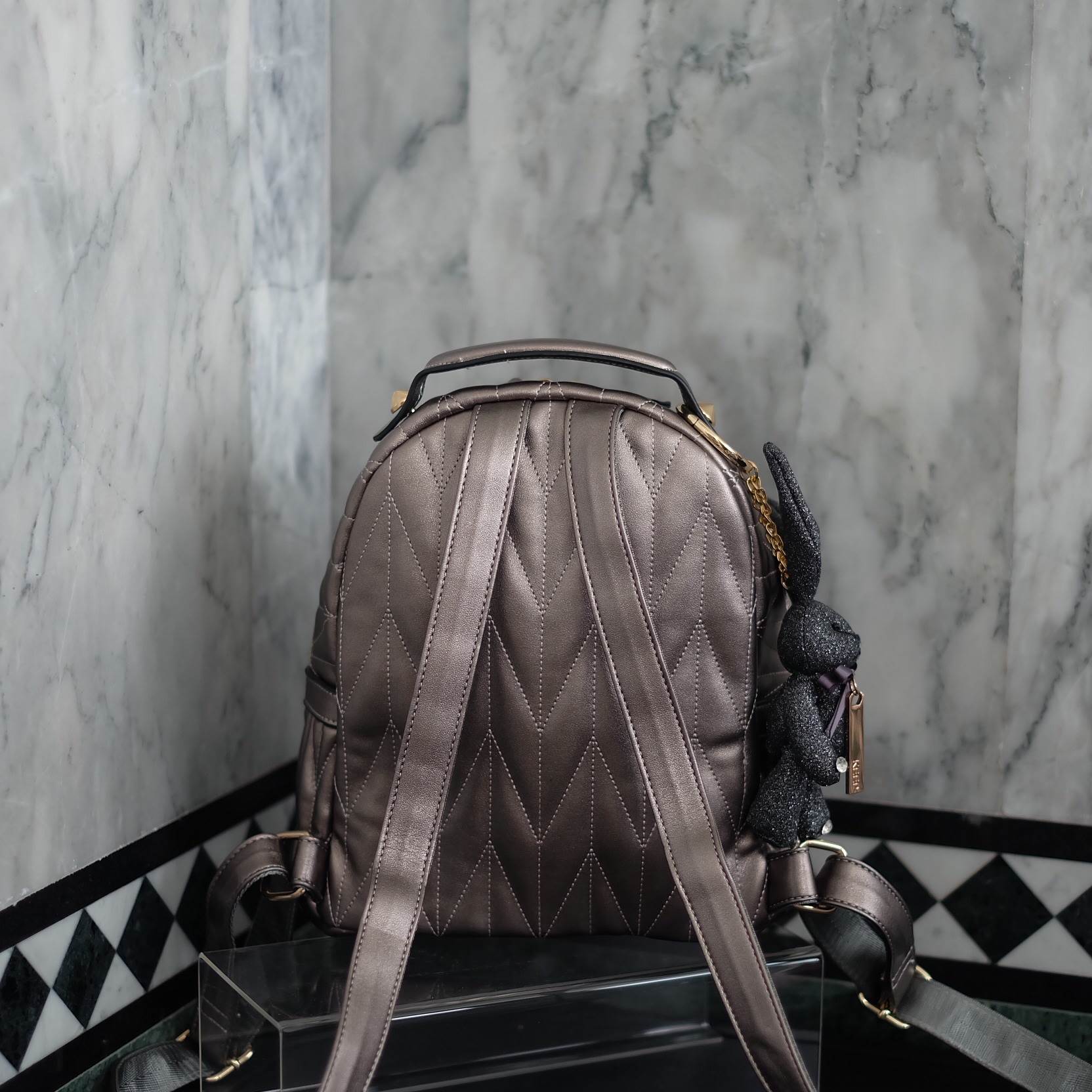 สีใหม่ล่าสุด รับ summer นี้เลยค่า ห้ามพลาดน๊า !!! งานหนังแท้ ทางร้านได้ รุ่นสุด Chic ทรง mini mini น่ารักๆ จากแบรนด์ KEEP มาฝากคะ =>> กระเป๋า หนังแท้เนื้อดี ลายหนังชัด ทนทานคะ น้ำหนักเบา ดีไซด์ ทันสมัย เข้าได้กับทุกชุด =>> อะไหล่ทองตัดกับกระเป