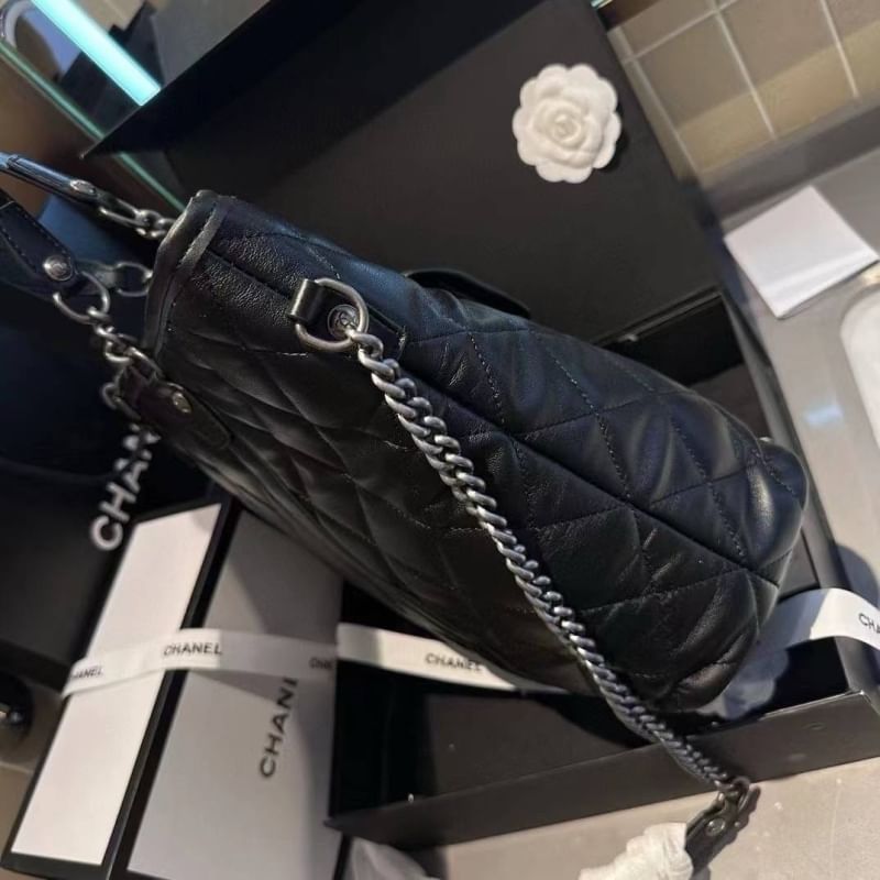 CHANEL Tote Leather Bag ต้อนรับเทศกาลท่องเที่ยวช่วงปีใหม่นี้ ใครมองหากระเป๋าสะพายไปเที่ยว ใบนี้น้องตอบโจทย์แน่นอน กับกระเป๋าทรงโท้ทสีดำคลาสสิก ดีไซน์โทนสีที่ใช้ได้กับทุกโอกาส