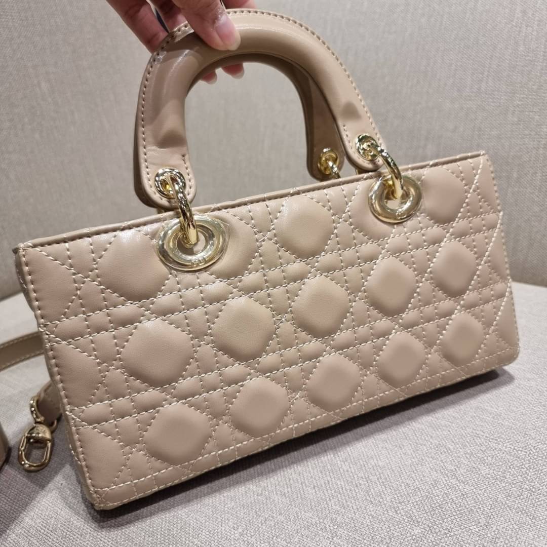 Medium Lady D-Joy Bag Cannage Lambskin / CD LADY D-JOY BAG ดีไซน์ใหม่ อัพเลเวลความหรู กับกระเป๋าสะพายข้างที่รอบนี้ดีไซน์รูปทรงโฉมใหม่ ใช้งานง่ายขึ้น