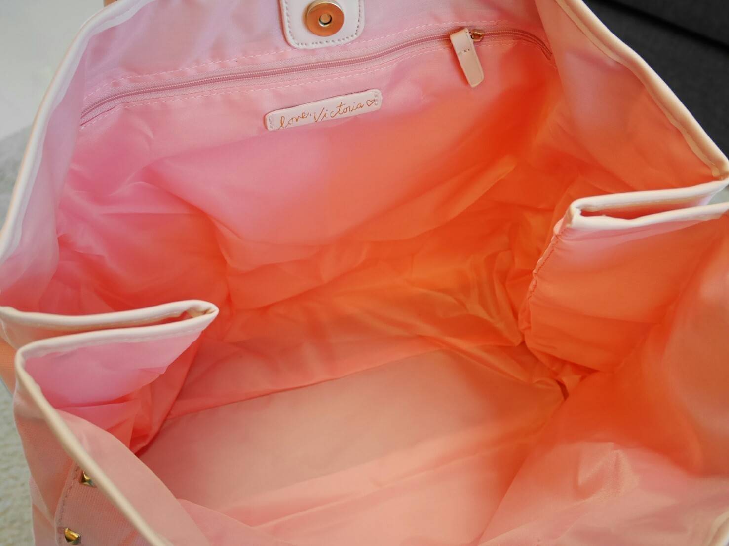 Victoria's Secret Canvas tote bag New Arrival กระเป๋าถือหรือสะพายทรง tote size L ใบใหญ่จุใจ วัสดุ Canvas หนา ด้านหน้าประดับโซ่ทอง สลับหนัง พร้อมสกรีนแบรนด์ Victoria's Secret และ ประดับหมุดด้านข้างเท่ๆห์เพิ่มดีเทล ปรับใช้ได้สองทรงค้า ภายในกว้างมี