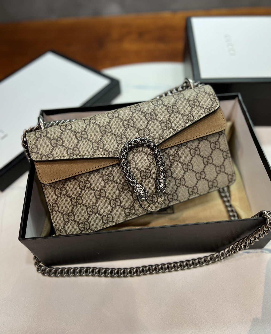 25CM หนังแท้ GUCCI Dionysus GG Supreme mini bag ฮอตไอเท็ม รุ่นนี้ขายดีขายหมด สวยหรู คุณหนู ผู้ดีมาก!! นานๆ มาจะมาน้าา รุ่นหายากค่ะ กระเป๋าสะพายข้าง ดีไซน์อยู่ทรง ขนาดกำลังสะดวกใช้สำหรับสาว วัสดุหนังแท้เต็มใบ ภายในแบ่งสัดส่วนได้เป็นอย่างดี งานจริงดีงาม สาว