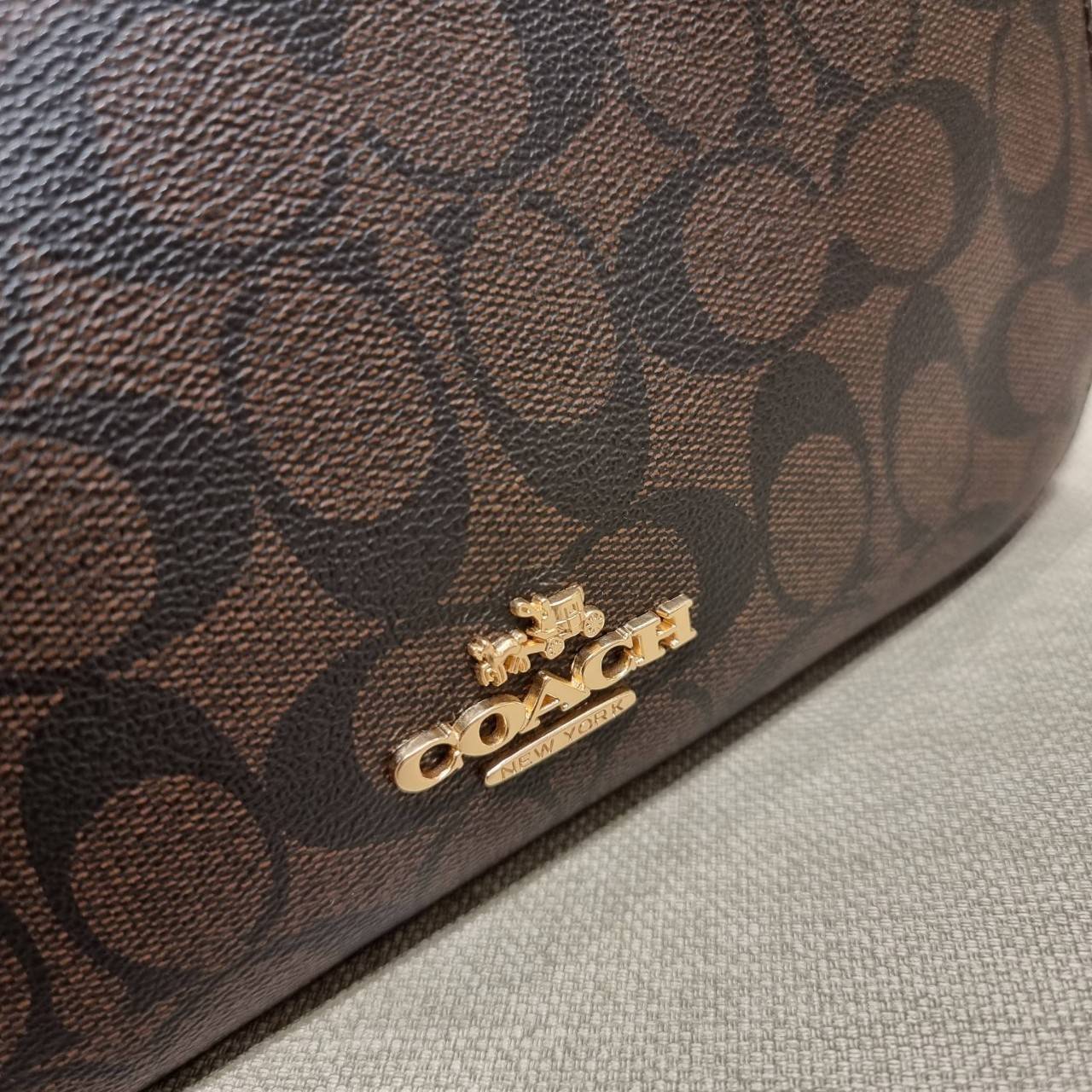 COACH C7264 C6823 C6817 JES BAGUETTE IN SIGNATURE CANVAS คอลเลคชั่นใหม่ล่าสุด พร้อมเสิร์ฟความสวยถึงบ้านเช่นเคย!! กระเป๋าสะพายทรงบาแกตต์ ดีไซน์ย้อนยุค ที่แอบแฝงความเรียบหรูดูแพงอยู่ในตัว โดดเด่นด้วยสายสะพายเส้นใหญ่ โทนสีคอนทราส ทำให้ไอเท็มนี้ดูมีลูกเล่นมาก