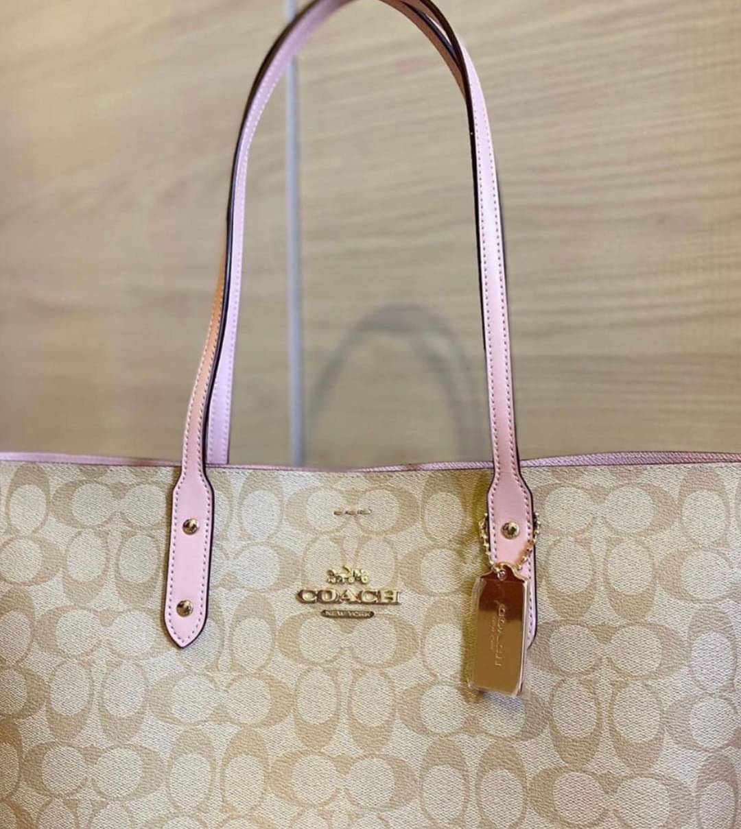 รุ่นยอดนิยม COACH TOWNTOTE IN SIGNATURE CANVAS F76636 กลับใช้ได้ทั้งสองด้าน ใบขนาดใหญ่จุใจ ใส่ของได้เยอะมากกก เป็นรุ่นที่สวยตลอดกาล ควรมีติดตู้ไว้เลยค่าา