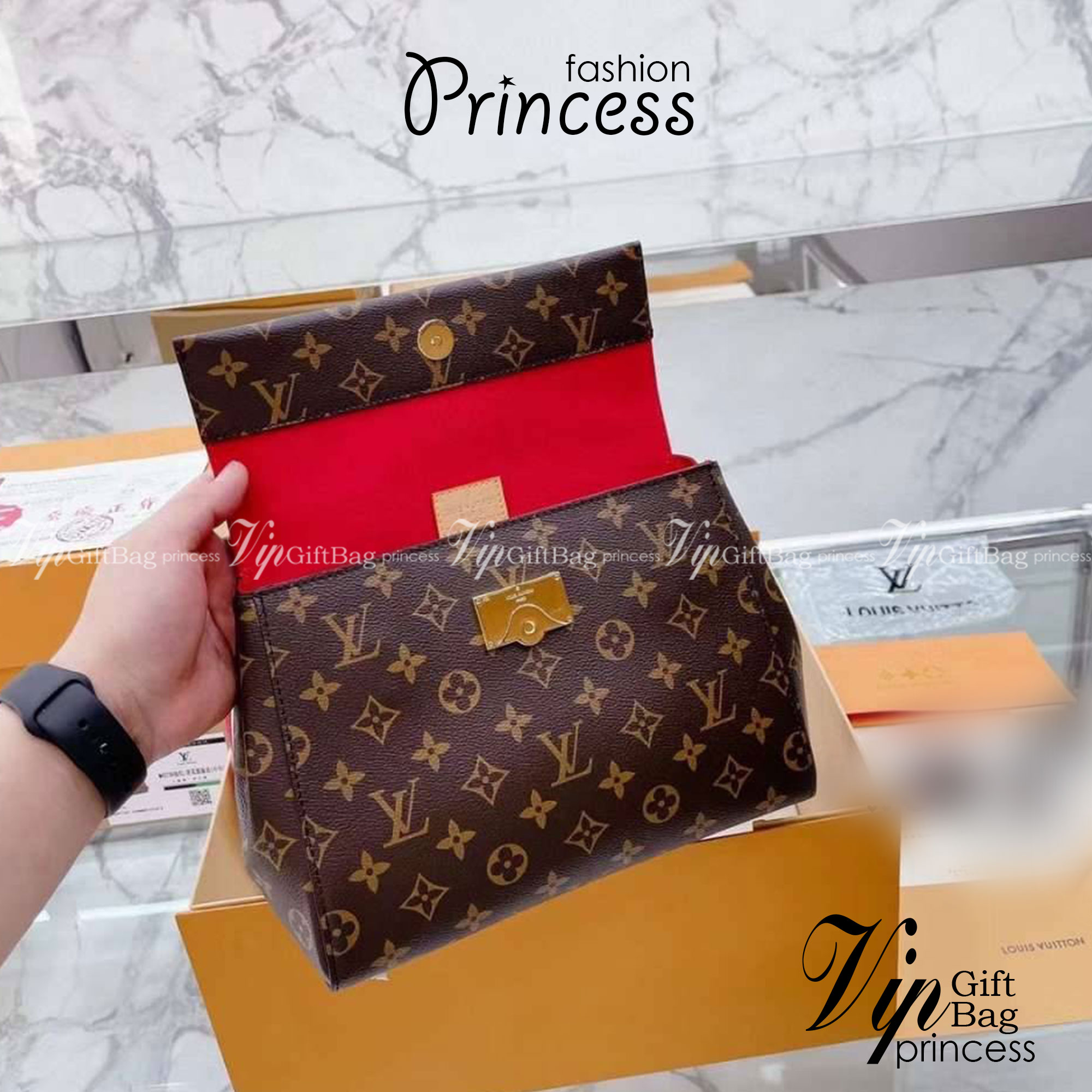 LV Cluny BB Monogram กระเป๋าสะพายหนังลายโมโนแกรมเปิดหน้า เป็นอีกทรงที่ขายดีมากเพราะใช้งานง่ายใช้ได้อเนกประสงค์ ด้านในกว้าง งานใช้สลับขึ้นแบบจากงานจริงเป๊ะเที่ยบเท่า แรร์ไอเท็มที่สาวๆต้องมี! มีหูจับในตัวและสายครอสบอดี้มาให้ ใช้งานง่าย เหมาะกับทุกสไตล์การแต