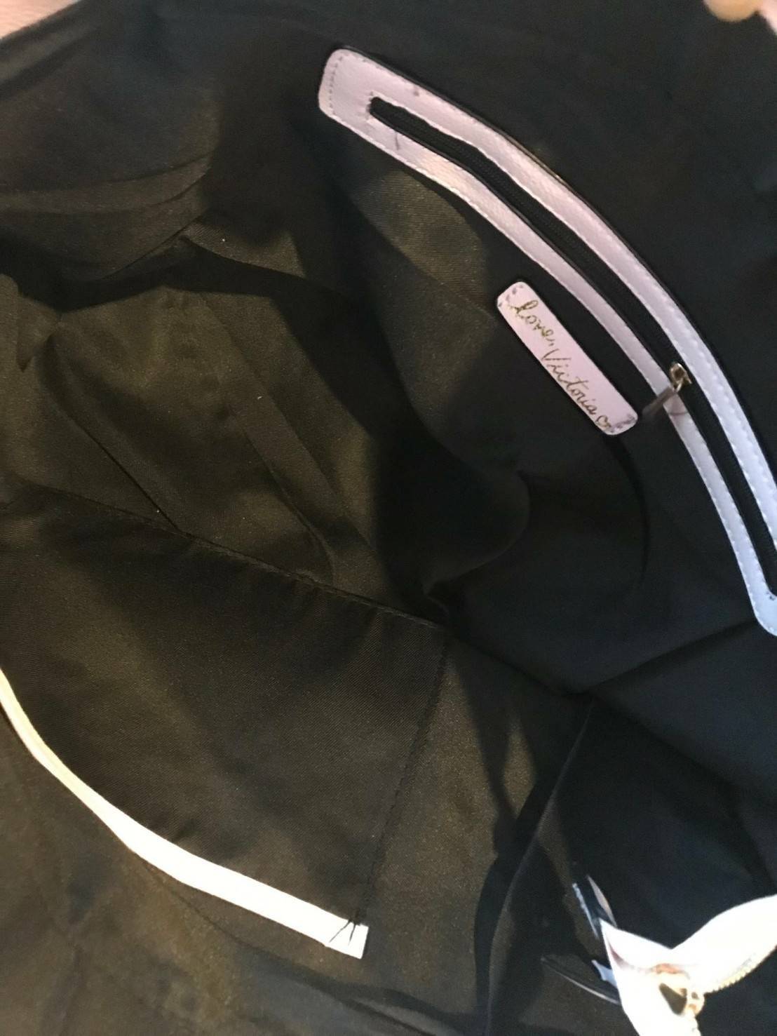 Victoria’s Secret Quileted Tote Bag กระเป๋าถือหรือสะพายลายหนังแกะสังเคราะห์อยู่ทรงสวย ดีไซน์ลายริ้วเป็นตัววี ด้านหน้าประดับด้วยโลโก้อะไหล่ทอง เปิดปิดด้วยซิปเดียว ภายในมีช่องโล่งและช่องเล็กไว้แบ่งเก็บของ ใส่หนังสือ เอกสาร A4 Notebook ipad กระเป๋าสตางค์ ของ