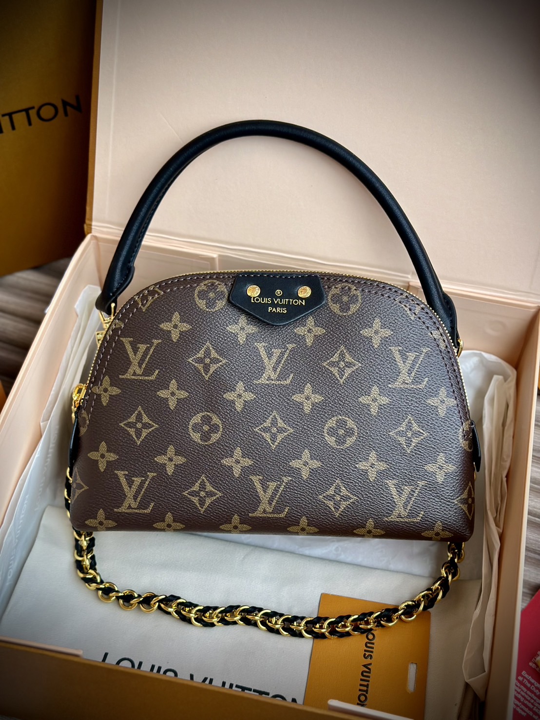 LV Be Alma bag Monogram Canvas / LV Pouch Bag กระเป๋าทรงพอชรุ่นใหม่สุดไอคอนิก เปิดตัวในคอลเลคชั่น Cruise 2025 ขนาดกะทัดรัดประดับสายโซ่สีทองถักสลับหนัง ใช้เป็นกระเป๋าใส่เครื่องสำอางค์ก็ลงตัว