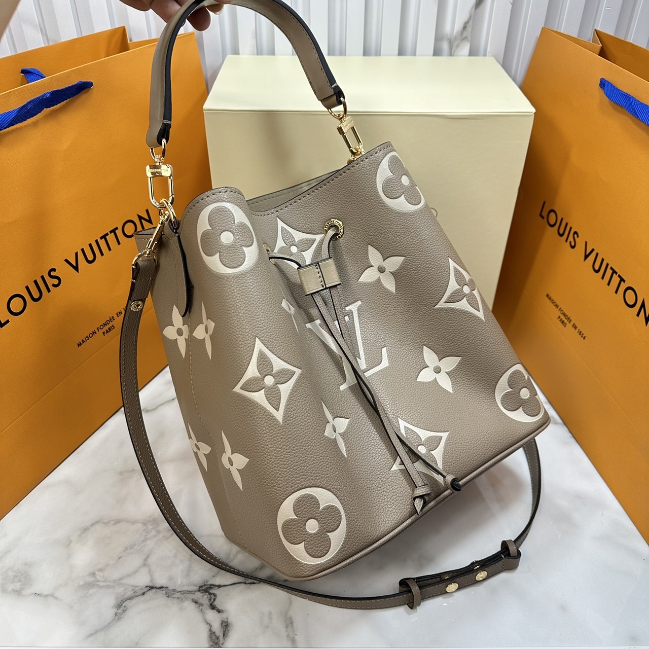 LV NeoNoe Bucket Bag / LV NéoNoé MM Bicolor Monogram Empreinte Leather กระเป๋าสะพายทรงบัคเก็ตใบใหญ่ โดดเด่นและเป็นเอกลักษณ์ด้วยการตกแต่งลายพิมพ์