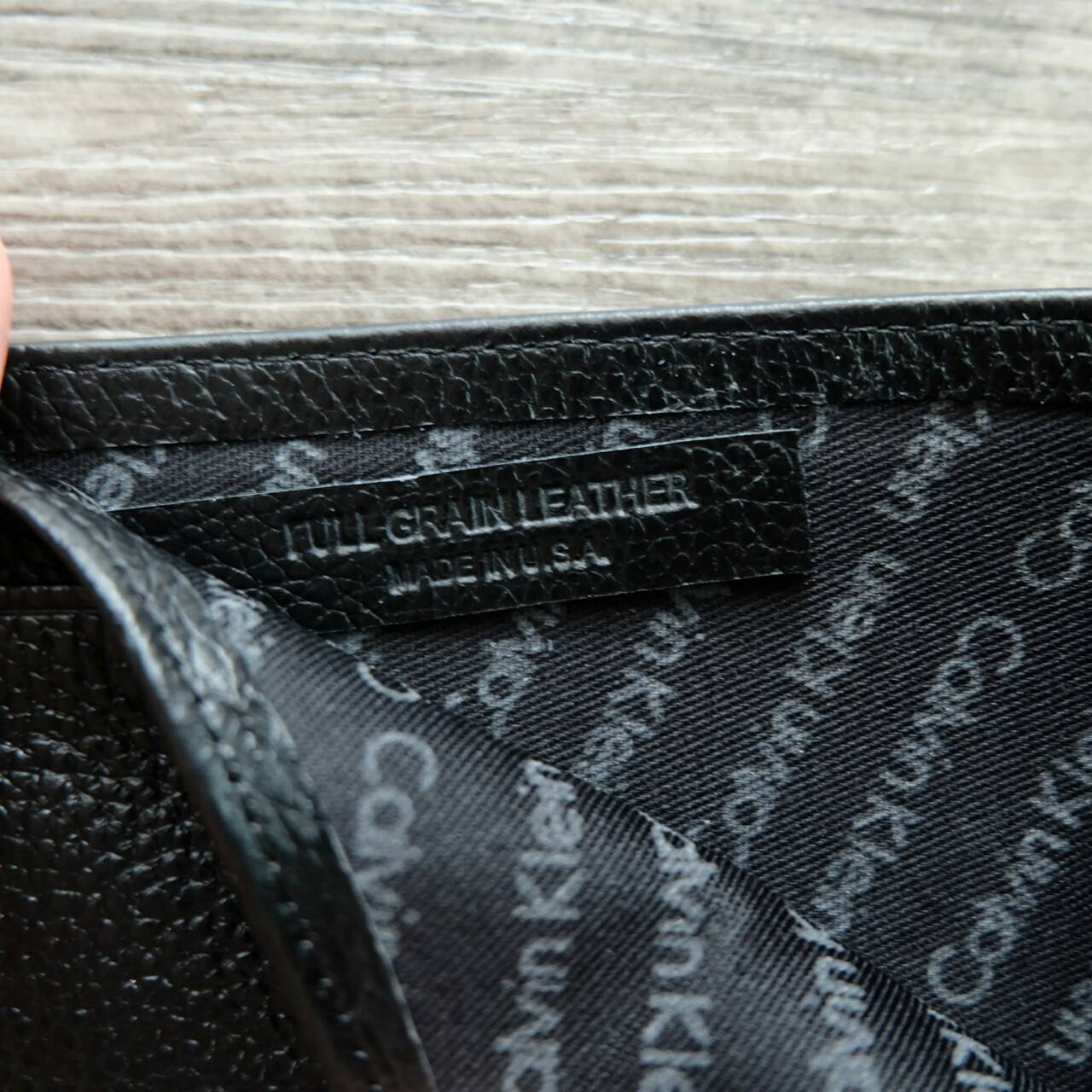 Calvin Klein Short Wallet กระเป๋าสตางค์ใบสั้น ด้านหน้ามี logo brand สีเงิน มาพร้อมกระเป๋าใส่บัตรใบเล็กอีก 1 ใบ จะมอบเป็นของขวัญหรือใช้เองก็แนะนำค่ะ