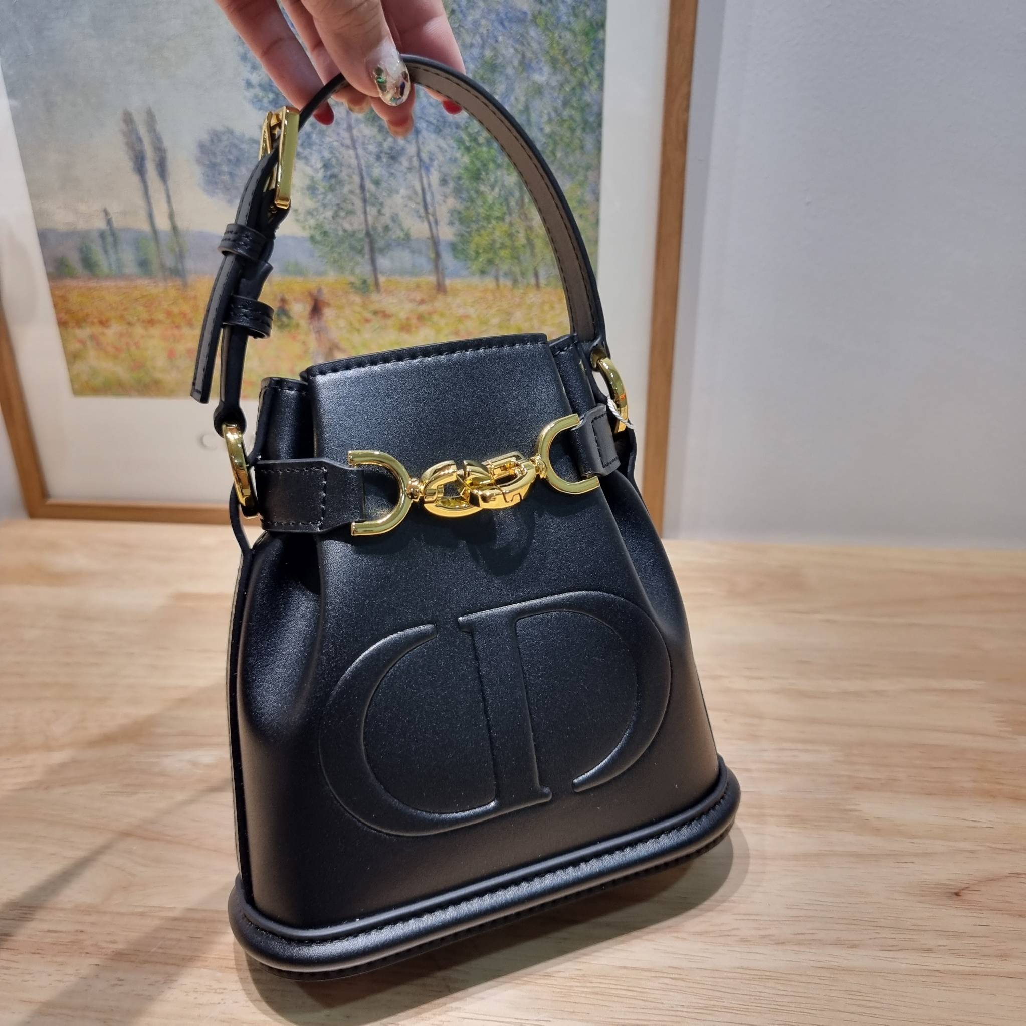 CD SMALL C'EST BAG 17cm / Dior bucket bag พร้อมส่ง กระเป๋าสะพายสุดคลาสสิค ดีไซน์หรู ไซส์เล็กกะทัดรัด ใช้งานง่าย สะพายได้ทุกโอกาส **ล็อทราคาพิเศษสุดคุ้ม