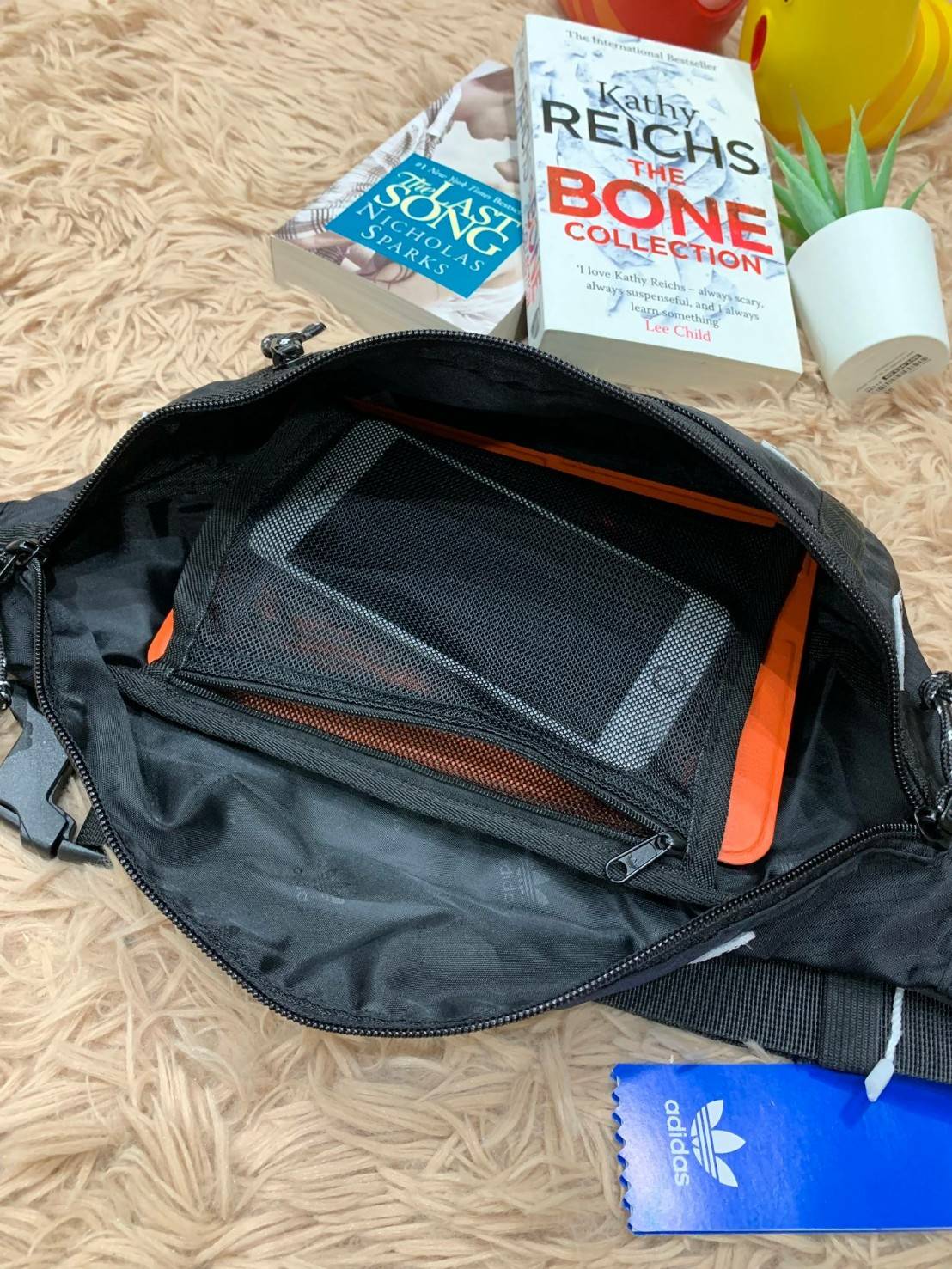 Adidas Originals By Alexander Wang Logo Bum Bag กระเป๋าสไตล์คาดอกแบบออริจินัล ที่ออกแบบลวดลายสีสันโดย คุณแวง ดีไซเนอร์ชื่อดังที่ถือว่าหน้าใหม่ไฟแรง ด้วยอายุที่เพียงน้อยนิด ตัวกระเป๋าปักโลโก้เป็นsignature ของอาดิดาสรอบใบ วัสดุผ้าไนล่อน น้ำหนักเบา มีช่องซิป