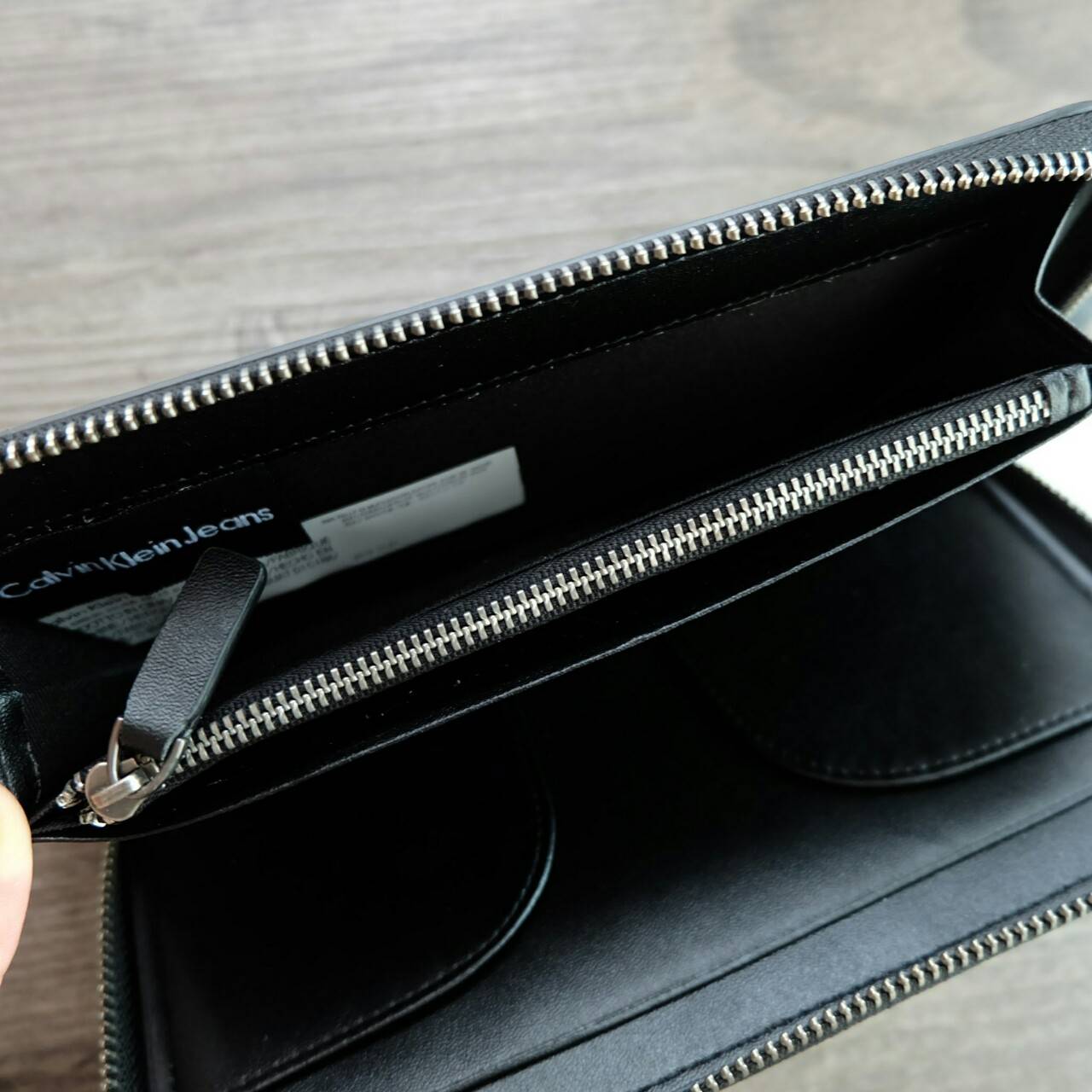 Calvin Klein Long Wallet กระเป๋าสตางค์ใบยาวซิปรอบ ภายในมีช่องใส่ธนบัตร ช่องใส่บัตรหลายช่อง และช่องซิปสำหรับใส่เหรียญ จะมอบเป็นของขวัญหรือใช้เองก็แนะนำเลยค่ะ