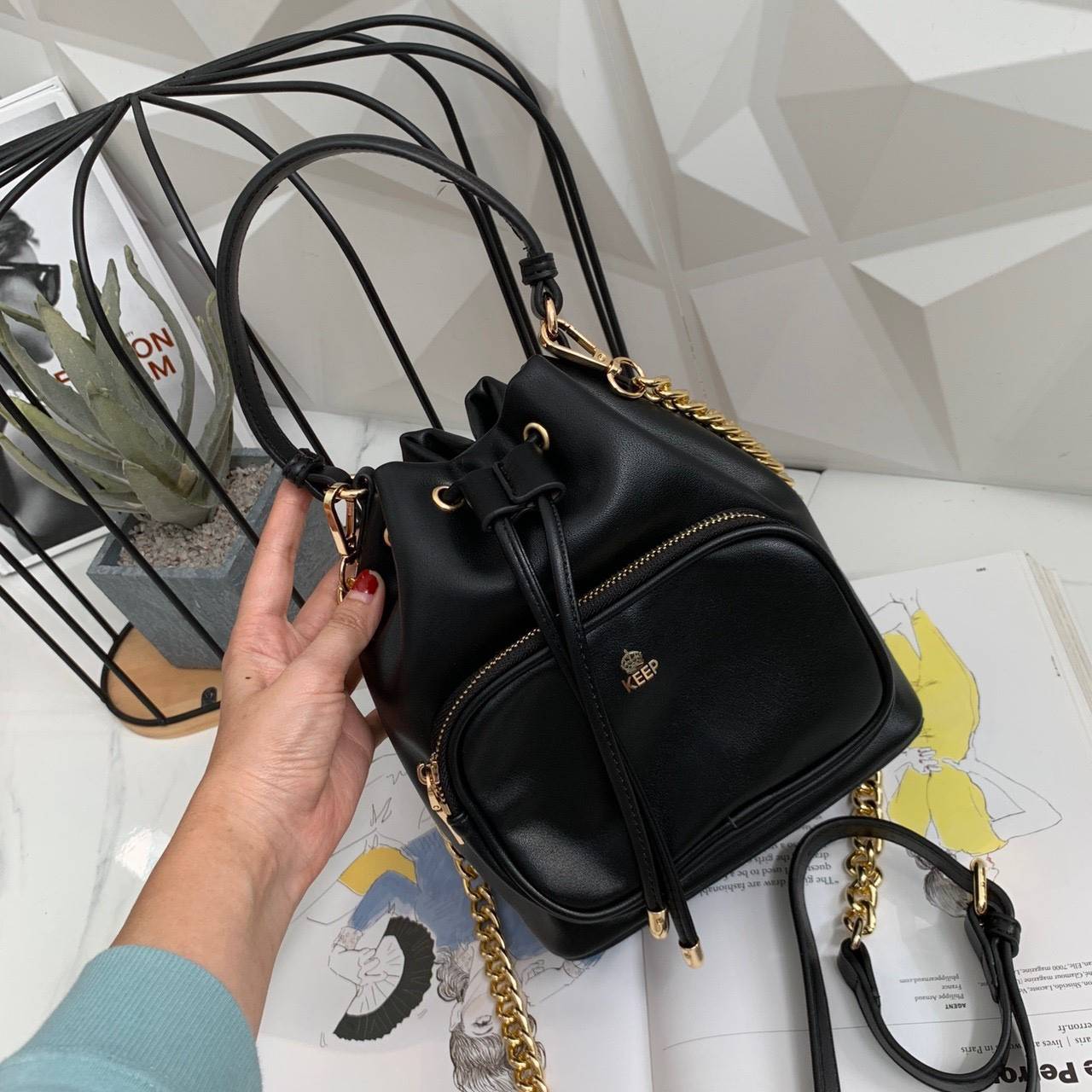 รุ่นใหม่ล่าสุด สวยมากๆค่า รุ่น New KEEP Minny bucket bag ทรงเก๋ สวย น่ารัก ขนาดตอบทุกโจทย์การใช้งาน เห็นแล้ว *หลงรักเลยคะ *ใบนี้ซื้อ1ได้ถึง2 มีกระเป๋าใส่ของใบเล็กด้านในให้อีก 1 ใบนะคะ 🌲ตัวกระเป๋าขนาดกำลังดีหนังเนื้อดีนิ่มมากๆคะ ดูแลรักษาง่าย ด้านใ
