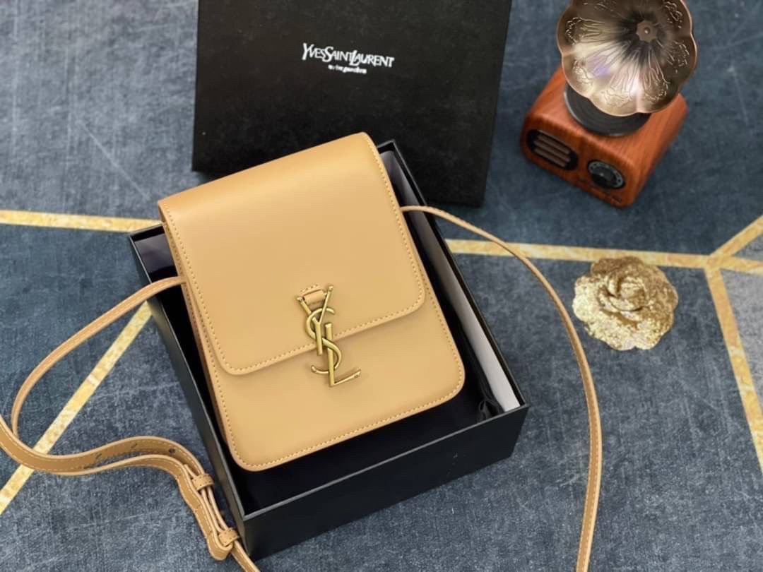 หนังแท้ YSL Yves Saint Laurent small leather shoulder bag กระเป๋าสะพายทรงเหลี่ยมแนวตั้งดีไซน์สวยหรูอยู่ทรงมีโลโก้แบรนด์ด้านหน้า อะไหล่ทองสวยหรู ภายในโล่งกว้าง สายสะพายหนังยาวปรับระดับได้ Rare items เด็ดๆแบบนี้ห้ามพลาด!