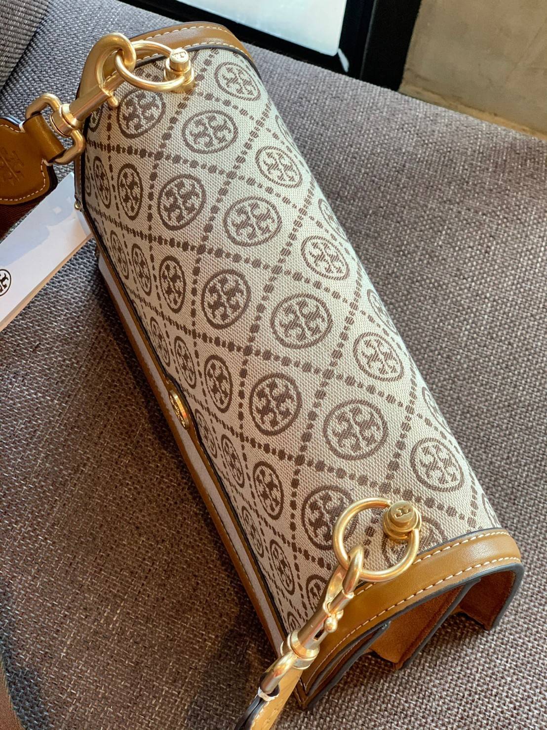 คุณภาพจัดเต็มกันเลยค่าา😘Tory Burch T Monogram Jacquard Shoulder Bag ห้ามพลาด! กระเป๋าสะพายแบบครอสบอดี้ร์ วัสดุJacquard+หนังแท้ชั้นดี ได้ลงตัวสวยงาม รูปแบบร่วมสมัยตามแบบฉบับแบรด์ได้ดีทีเดียวค่ะ! เปิดปิดกระเป๋าแบบอะไหล่แบรนด์ล็อคแม่เหล็ก