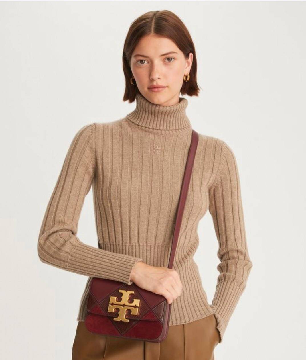 Tory Burch Small Eleanor Patchwork Convertible Shoulder Bag กระเป๋าทรงกล่อง ใบเล็กตัดเย็บจากหนังลูกวัว หนังกลับ และหนังงูนูน พร้อมขอบทาสีด้วยมือ อัญมณีแห่งหัตถศิลป์ ออกแบบมาให้พกพาสะดวก อะไหล่ทองเหลือง