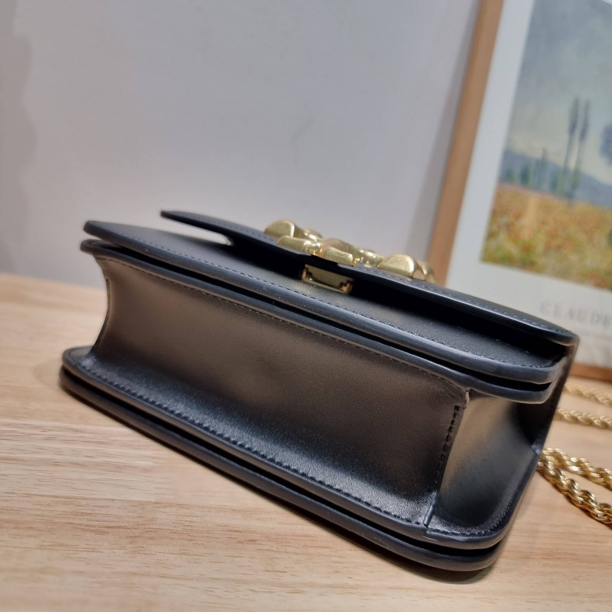 Tory Burch Bag / TORY BURCH ELEANOR SMALL CONVERTIBLE SHOULDER BAG ฮอตไอเท็ม รุ่นนี้ขายดีขายหมด สวยหรู คุณหนู ผู้ดี!! หายากมากแล้วน้า กระเป๋าสะพายข้าง ดีไซน์อยู่ทรง ขนาดกำลังสะดวกใช้ เปิด-ปิดด้วยแถบแม่เหล็ก ภายในแบ่งสัดส่วนได้เป็นอย่างดี