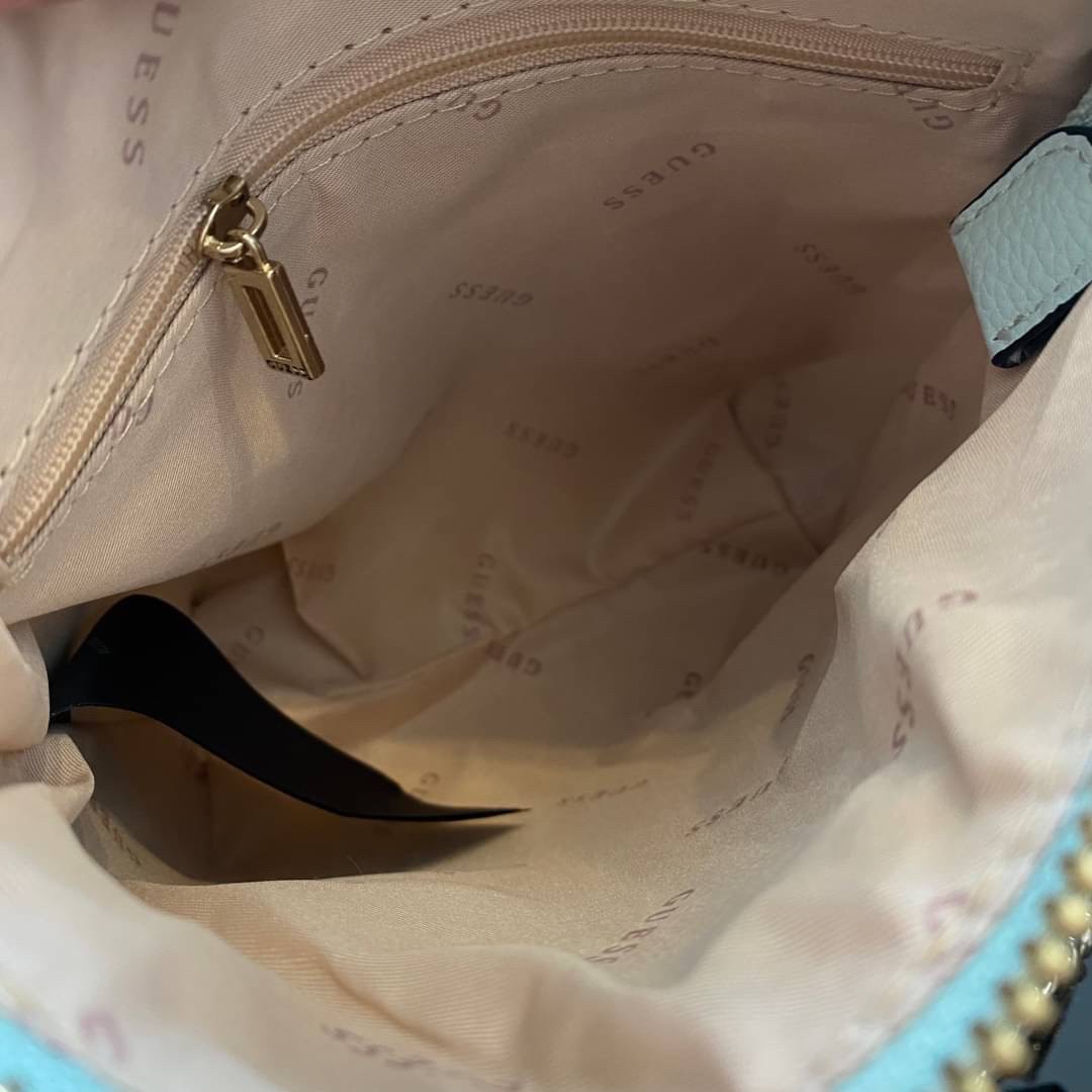 Guess Amara Bucket Handbag ซื้อ 1 ได้ถึง 2 กระเป๋ารุ่นใหม่ล่าสุดทรงถังสุดน่ารัก พิมพ์ลายรอบใบ วัสดุหนังนิ่มคุณภาพดี นิ่ม น้ำหนักเบา ด้านหน้าประดับด้วยโลโก้แบรนด์สวยโดดเด่น เปิด-ปิดด้วยด้วยตัวคล้องอะไหล่เงินสะดวกใช้ ด้านในโล่ง มีสายยาวปรับระดับได้มาให้ มาพ