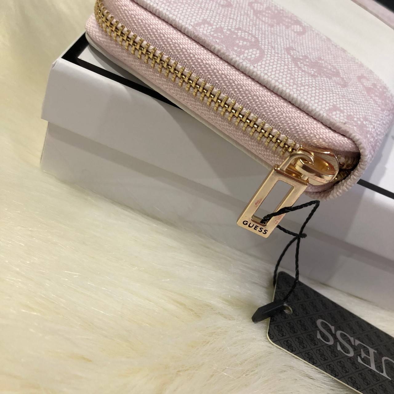 ของแท้ 💯% GUESS FACTORY WOMEN'S LONG WALLET กระเป๋าสตางค์ใบยาว สวยมากค่ะ เปิดปิดด้วยซิป ด้านหน้าประดับโลโก้