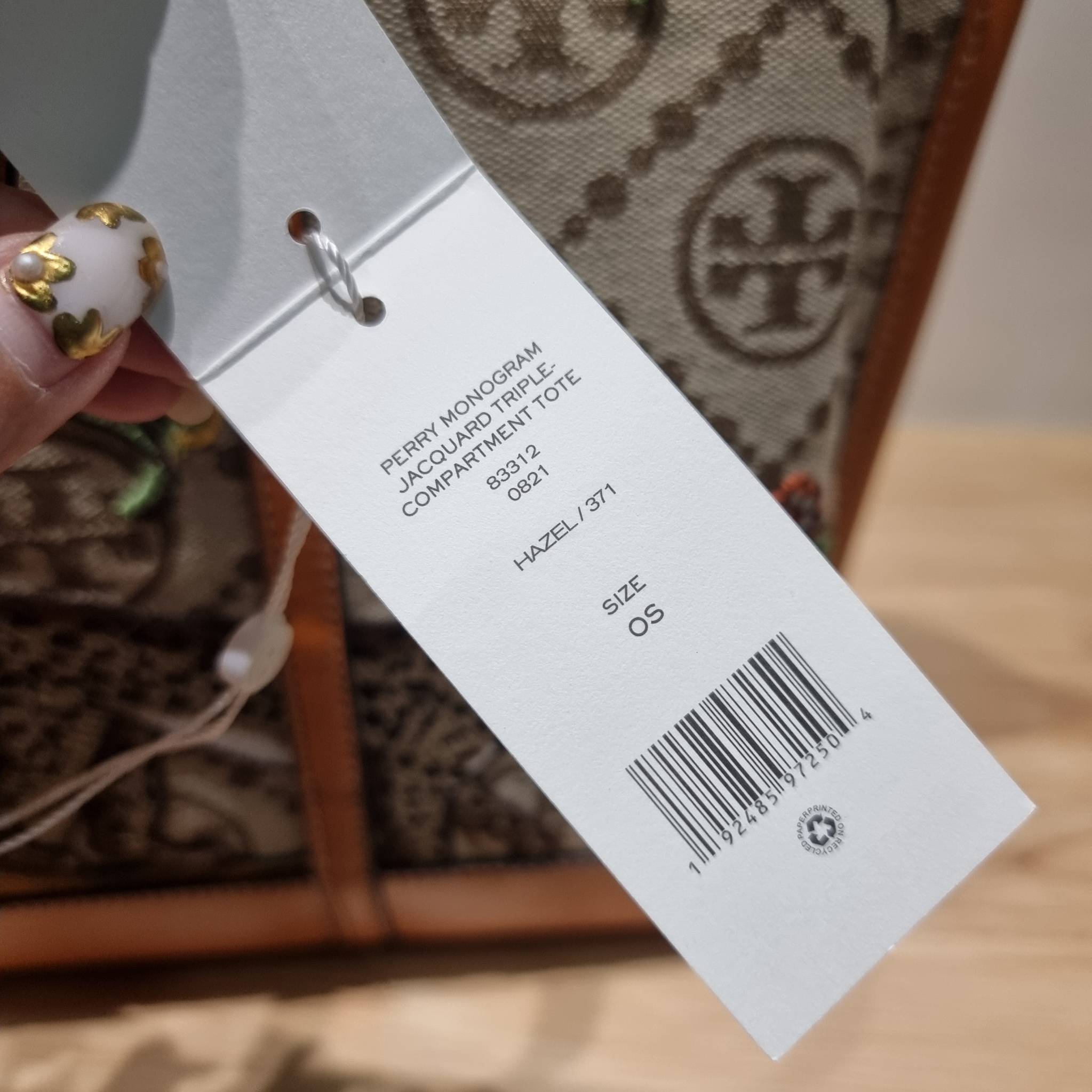 TORY TOTE BAG / TORY BURCH PERRY EMBROIDERED T MONOGRAM TRIPLE-COMPARTMENT TOTE BAG ใหม่ล่าสุด กับกระเป๋าทรงโท้ทใบใหญ่ ลวดลายโมโนแกรมสุดคลาสสิคที่ถูกดีไซน์รังสรรค์ด้วยงานปักสุดชิค น่าใช้ใจฟูแค่แรกเห็น ดีเทลดีงาม