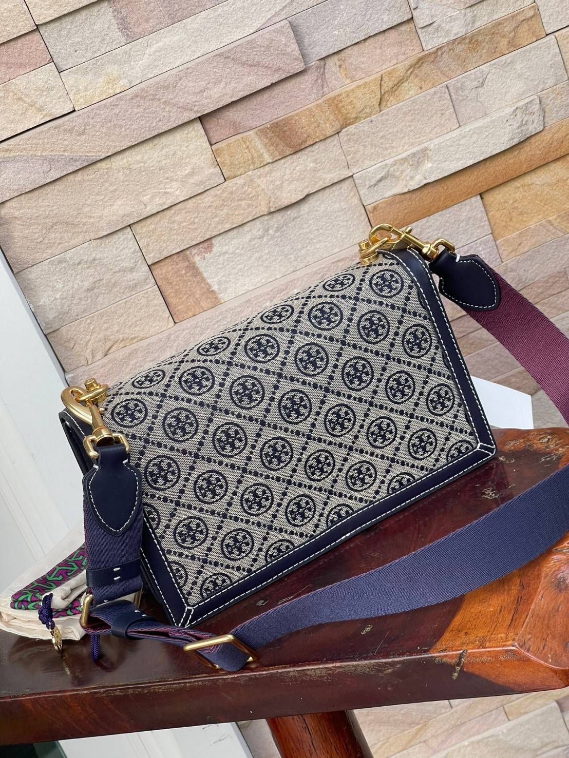 ของแท้ 💯% 】Tory burch t monogram jacquard shoulder bag คอลเลคชั่น T Monogram สำหรับคอลเลคชั่นฤดูใบไม้ผลิ 2021 เราสร้างสรรค์ลายโมโนแกรมที่ได้รับแรงบันดาลใจมาจากลวดลายการถักทอผ้าห่มของชาว Pennsylvania Dutch แบบดั้งเดิม