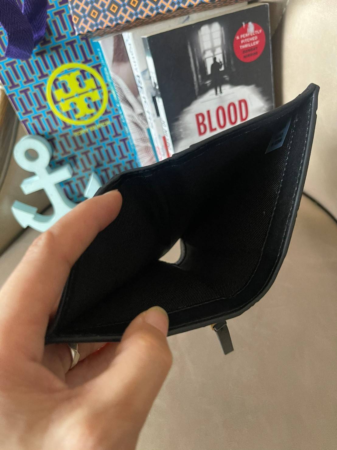 Tory burch georgia slim medium wallet กระเป๋าสตางค์ขนาดกลาง ที่มีดีไซน์ขั้นตอนการใช้งานเรียบง่ายแต่ฟังก์ชั่นครบ ตอบโจทย์สาวๆที่ไม่ชอบกระเป๋าสตางค์ใบใหญ่จนเกินไป