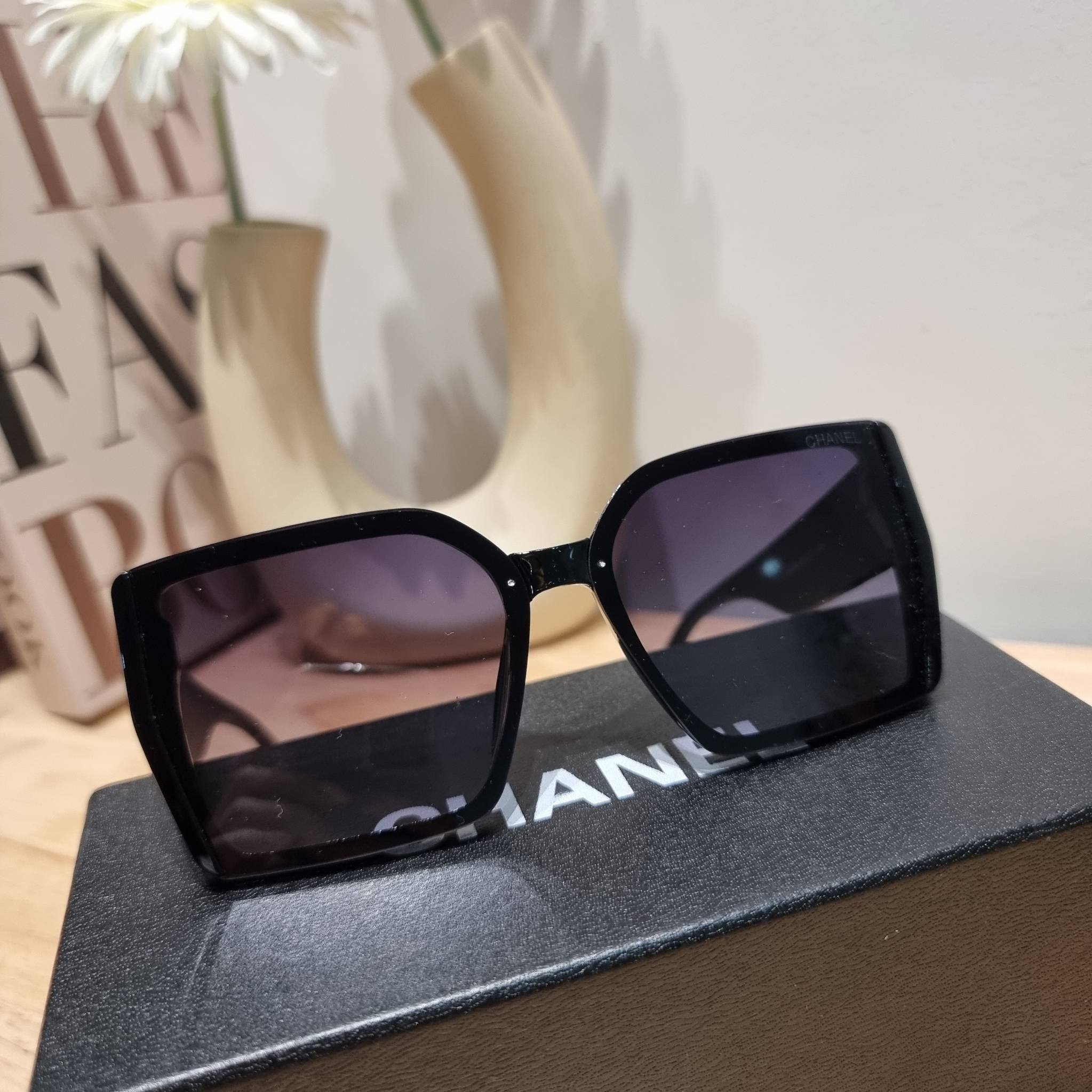 Chanel Sunglasses UV protection gift Box set สุดคุ้ม มาพร้อมอุปกรณ์ครบเซ็ท ดีไซน์ชิคมากแม่!! รับรองไม่ซ้ำใคร ใส่เสริมโหงวเฮ้ง ดูผู้ดี มีพกติดตัวไว้ไม่ตกเทรนด์ ใช้ได้ทุกโอกาส