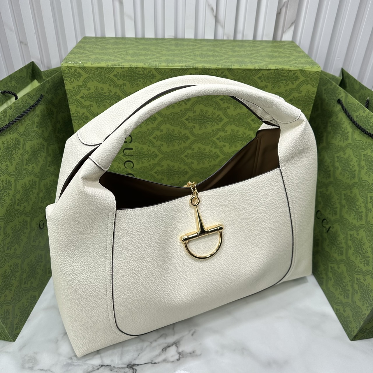 Gucci Softbit maxi shoulder bag โฉมใหม่ล่าสุด กับกระเป๋าสะพายรูปทรงใหม่เรียบหรูด้วยหนังลายเกรน ใบใหญ่จุใจพร้อมใบลูกเข้าเซ็ท ตกแต่งอะไหล่ Horsebit ครึ่งรูปขนาดใหญ่ด้านหน้าสวยหรูโดดเด่น สวยผู้ดี ดารา เซเลปใช้กันเพียบ