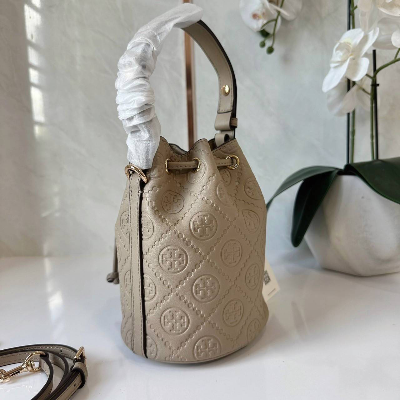 TORY BURCH mini T Monogram leather bucket bag กระเป๋าบัคเกต ไซต์ mini คอลเลกชันหนัง T Monogram ลายซิกเนเจอร์หนังปั้มลายนูน