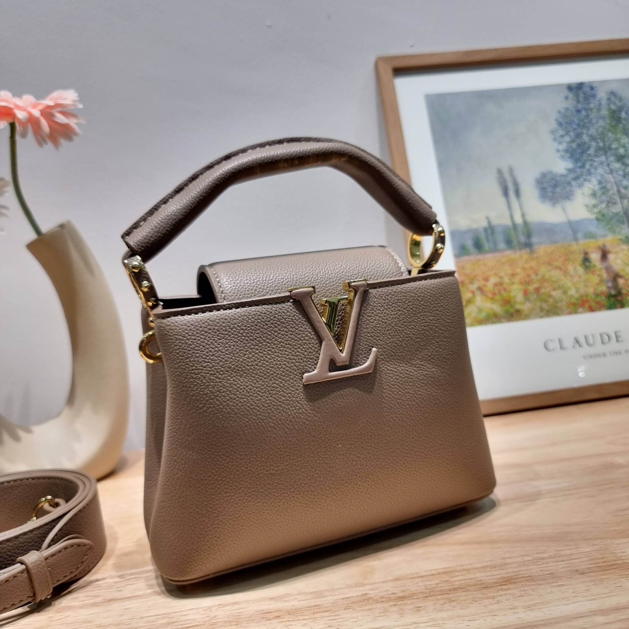 LV capucines mini top handle ที่สุดของความสวยในราคาเบาๆ กระเป๋าถือสุดหรู ดีไซน์ทรงคลาสสิค ที่รอบนี้มาในไซส์มินิ ดีงามม้ากกกก!! มาพร้อมหูจับในตัว ด้วยรูปทรงวินเทจและวัสดุหนังลูกวัว ขับผิว ทำให้ไอเท็มนี้สะกดทุกสายตาจริงๆ