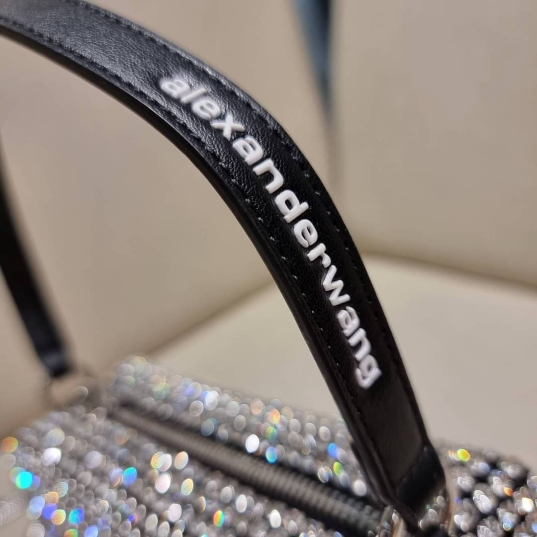 ALEXANDER WANG HEIRESS POUCH IN RHINESTONE MESH จัดให้แบบสุดตัว กับไอเท็มที่สาวๆต่างเรียกร้อง กับกระเป๋าพอชตกแต่งพลอยเทียม หรูหรา โดดเด่น ดูแพง ด้วยการตัดเย็บเรียงร้อยลงบนตาข่ายเนื้อละเอียด ทำให้ดูดีมีราคางดงามจริงๆ เปิด-ปิดด้วยซิป ขนาดกำลังสวย ภายในเป็นช