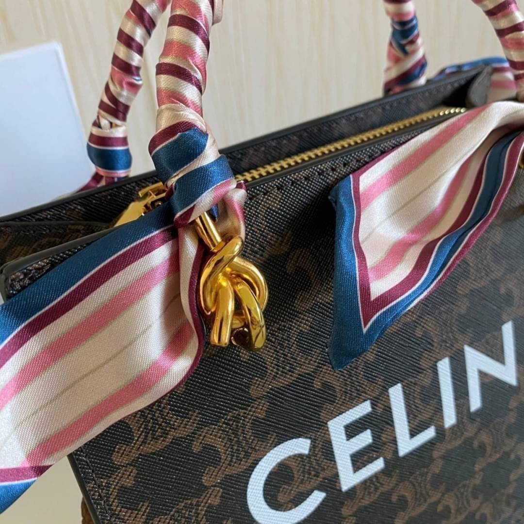 CELINE Tote Bag / Celine Mini Vertical Cabas In Triomphe Canvas And Calfskin With Celine Print Tan พร้อมส่งที่ไทย!! ที่นี่ที่เดียว สวยน่ารักมากๆ ใช้งานดี ถือได้ สะพายได้ กระเป๋ารุ่นโท้ทที่ถามกันเยอะมาก บอกเลยน่ารักสุดๆ สายสะพายมีมาให้สองสาย สายหนัง สายเชื