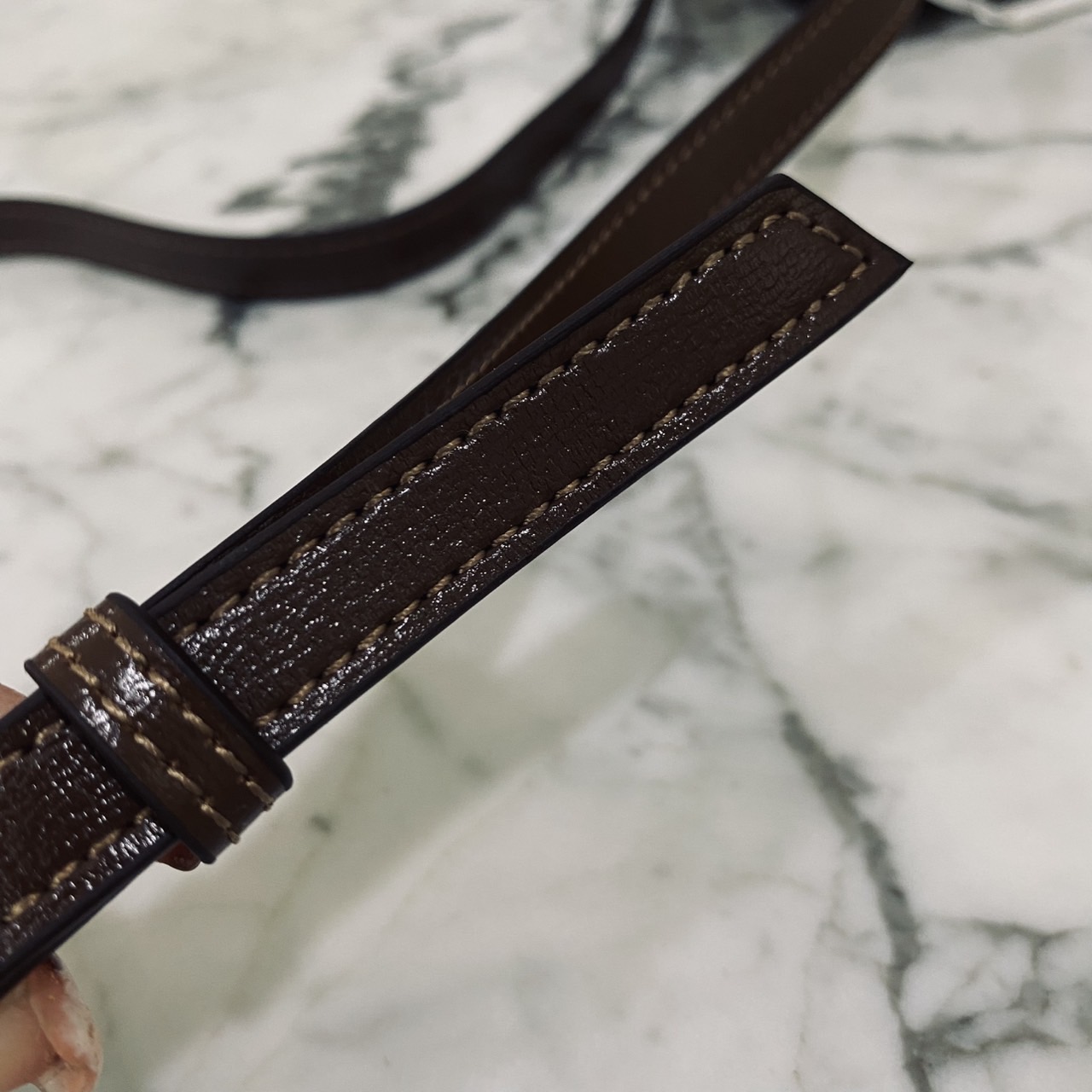 GUCCI Horsebit 1955 Mini Bag กระเป๋าสะพายทรงกล่องสวยอยู่ทรง ใส่โทรศัพท์หรือของใช้เล็กน้อยได้อย่างคล่องตัว แฝงความหรูราคาดีงามจัดมาให้พร้อม box set เป็นใบที่จะหยิบใช้ได้บ่อยๆ ด้วยขนาดกำลังดีใบนี้เอาอยู่เลยค่ะ